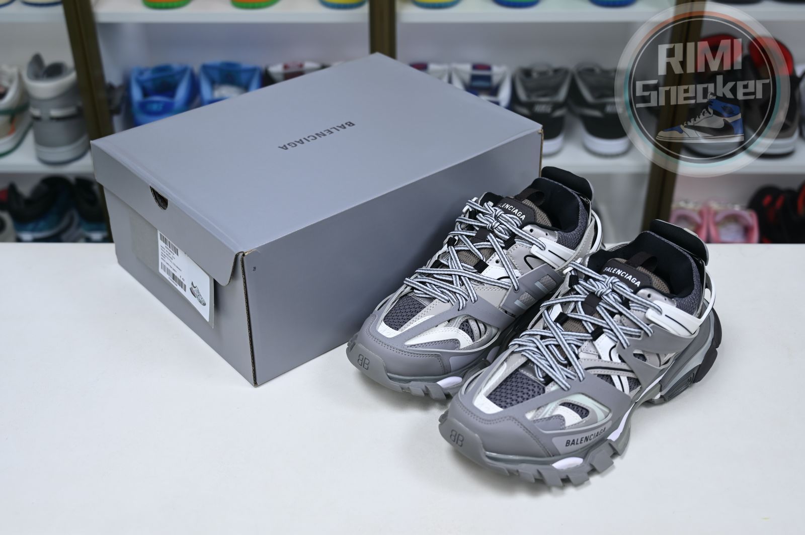 Balenciaga all sizes still in stock! Please contact customer service on iMessage/WhatsApp to purchase! BLGA Track(LED)