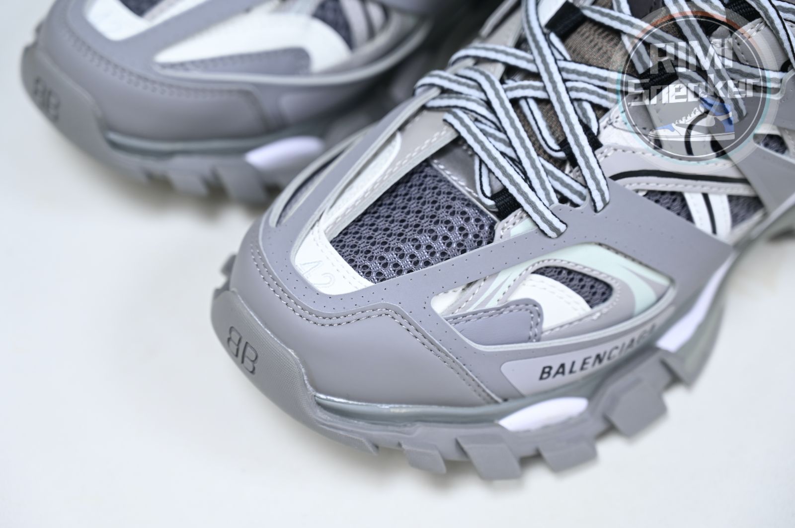 Balenciaga all sizes still in stock! Please contact customer service on iMessage/WhatsApp to purchase! BLGA Track(LED)