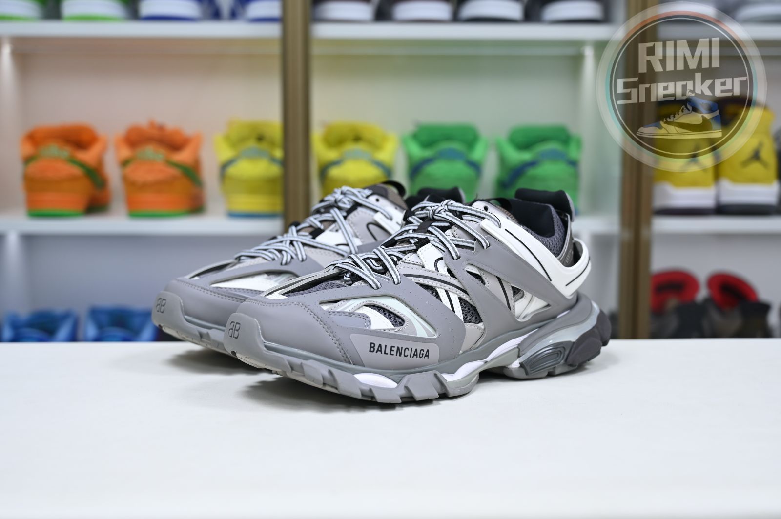 Balenciaga all sizes still in stock! Please contact customer service on iMessage/WhatsApp to purchase! BLGA Track(LED)