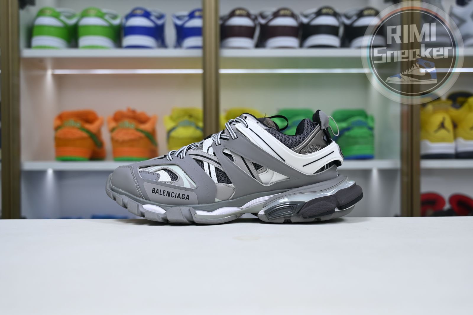 Balenciaga all sizes still in stock! Please contact customer service on iMessage/WhatsApp to purchase! BLGA Track(LED)