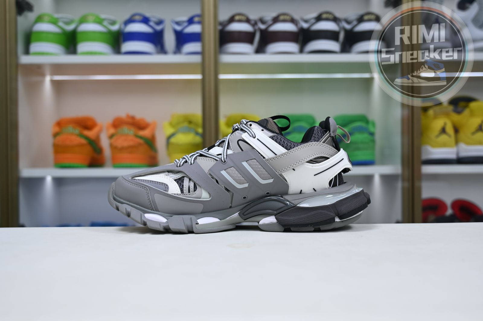 Balenciaga all sizes still in stock! Please contact customer service on iMessage/WhatsApp to purchase! BLGA Track(LED)