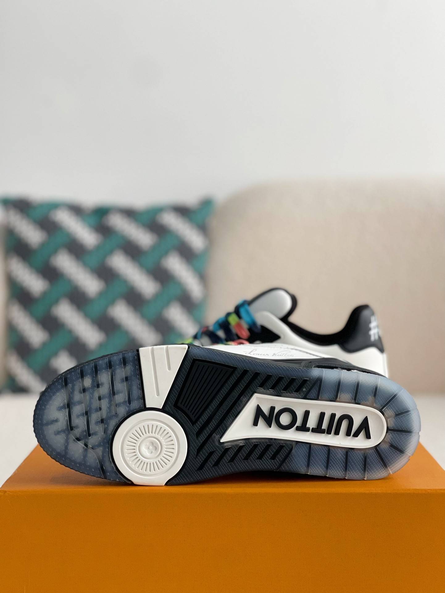 L*V SNEAKERS
