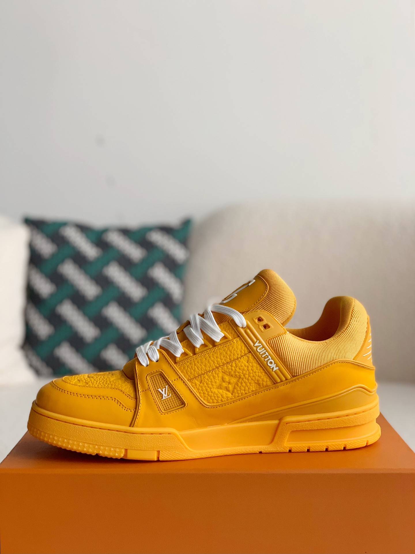L*V TRAINER Sneakers