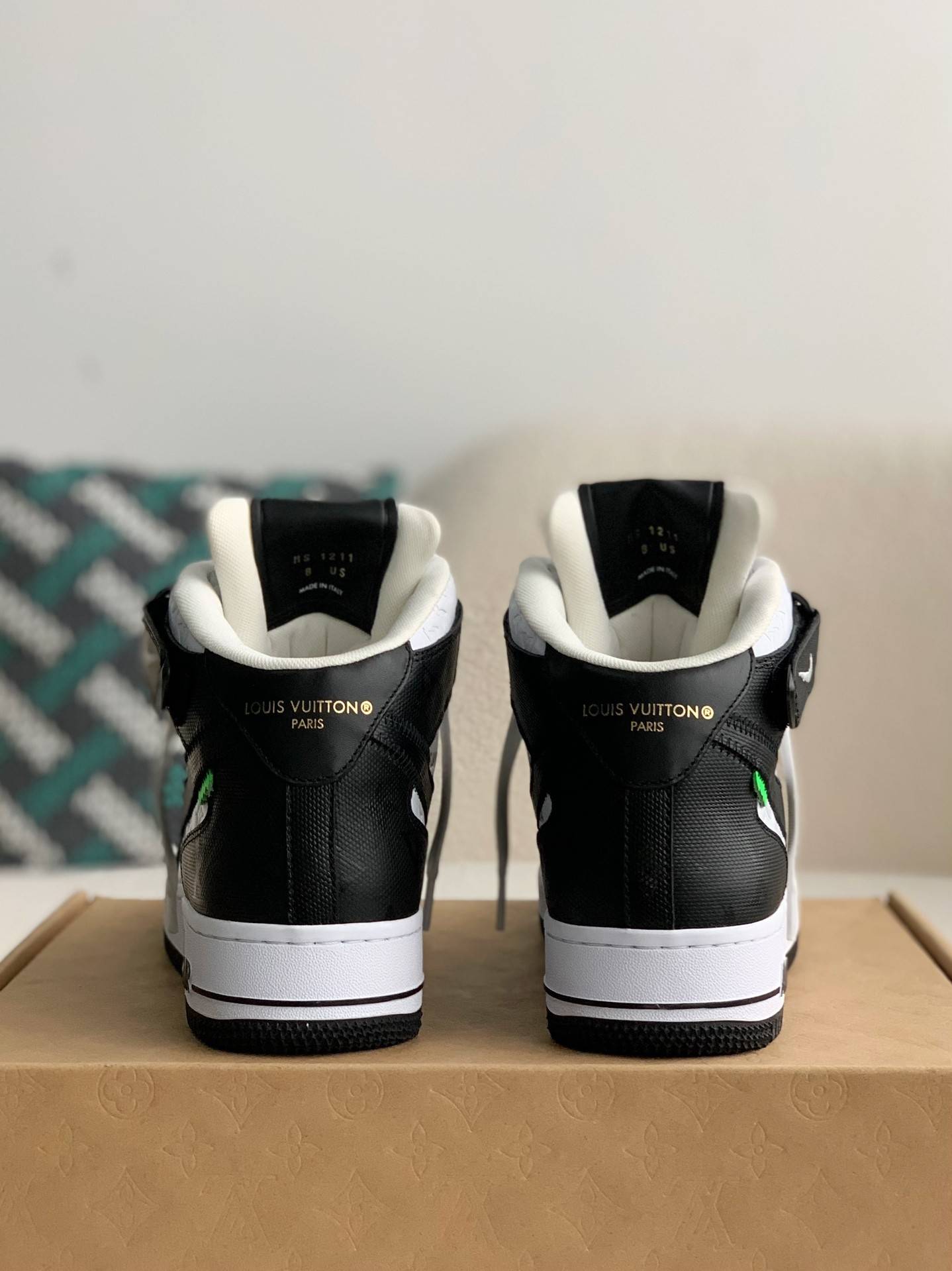 L*V   SNEAKERS