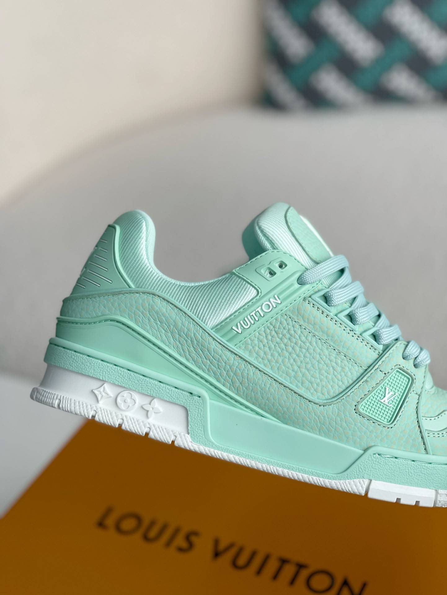 L*V SNEAKERS
