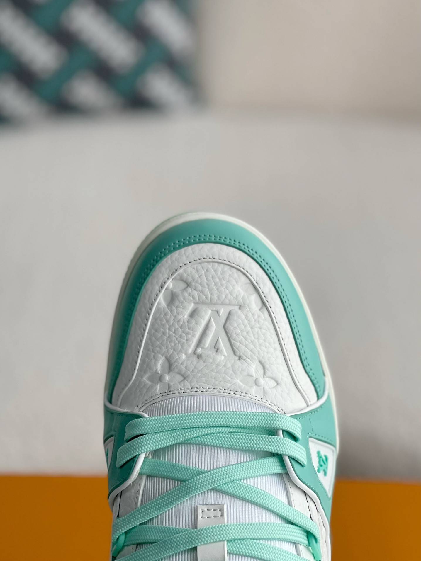 L*V SNEAKERS