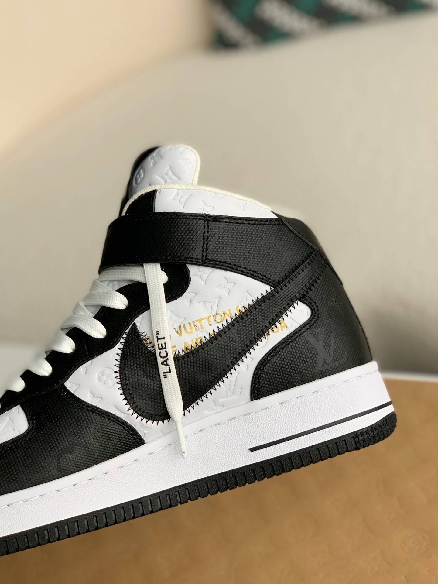 L*V   SNEAKERS