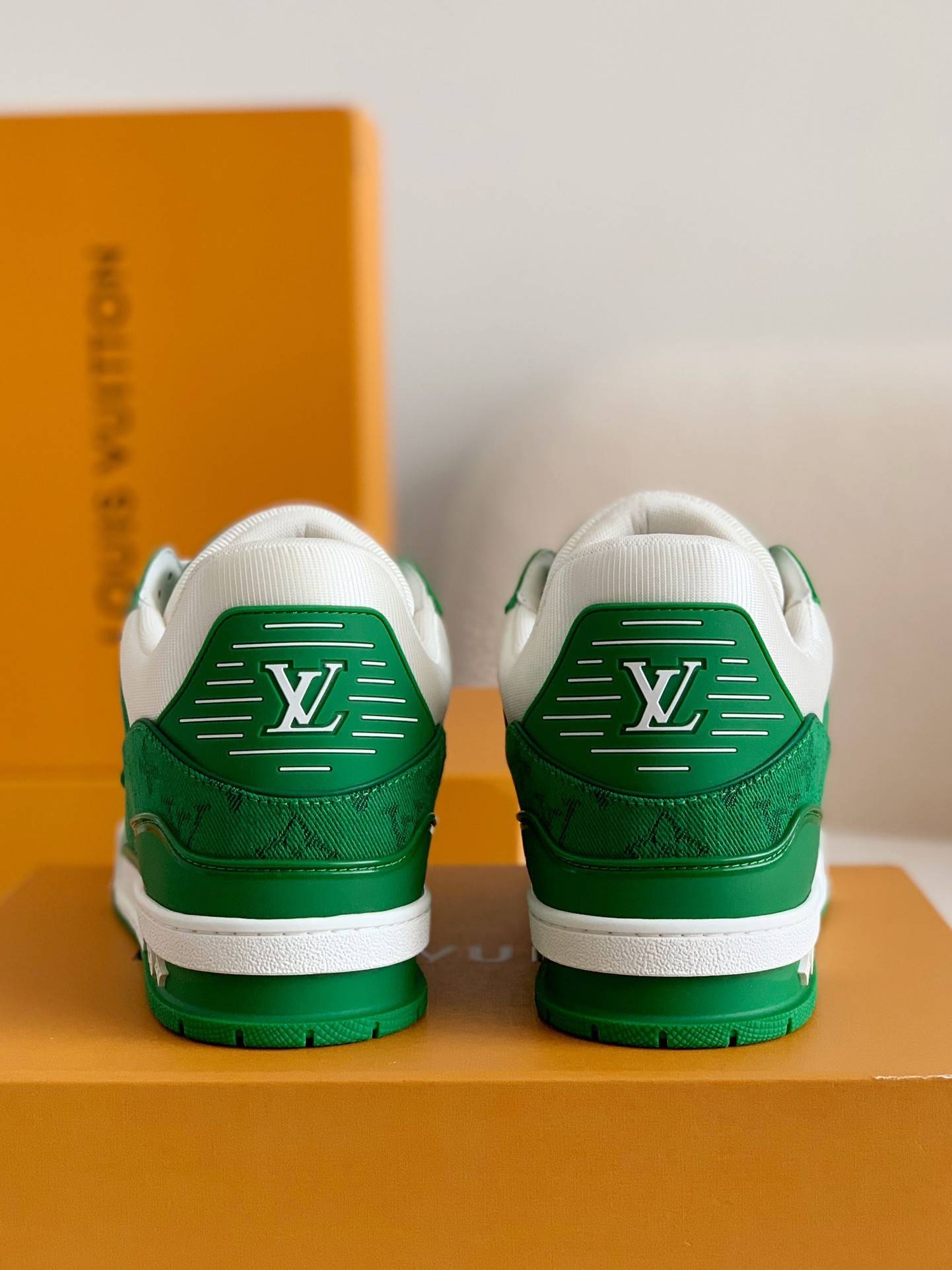 L*V TRAINER 1A8FN8 Sneakers