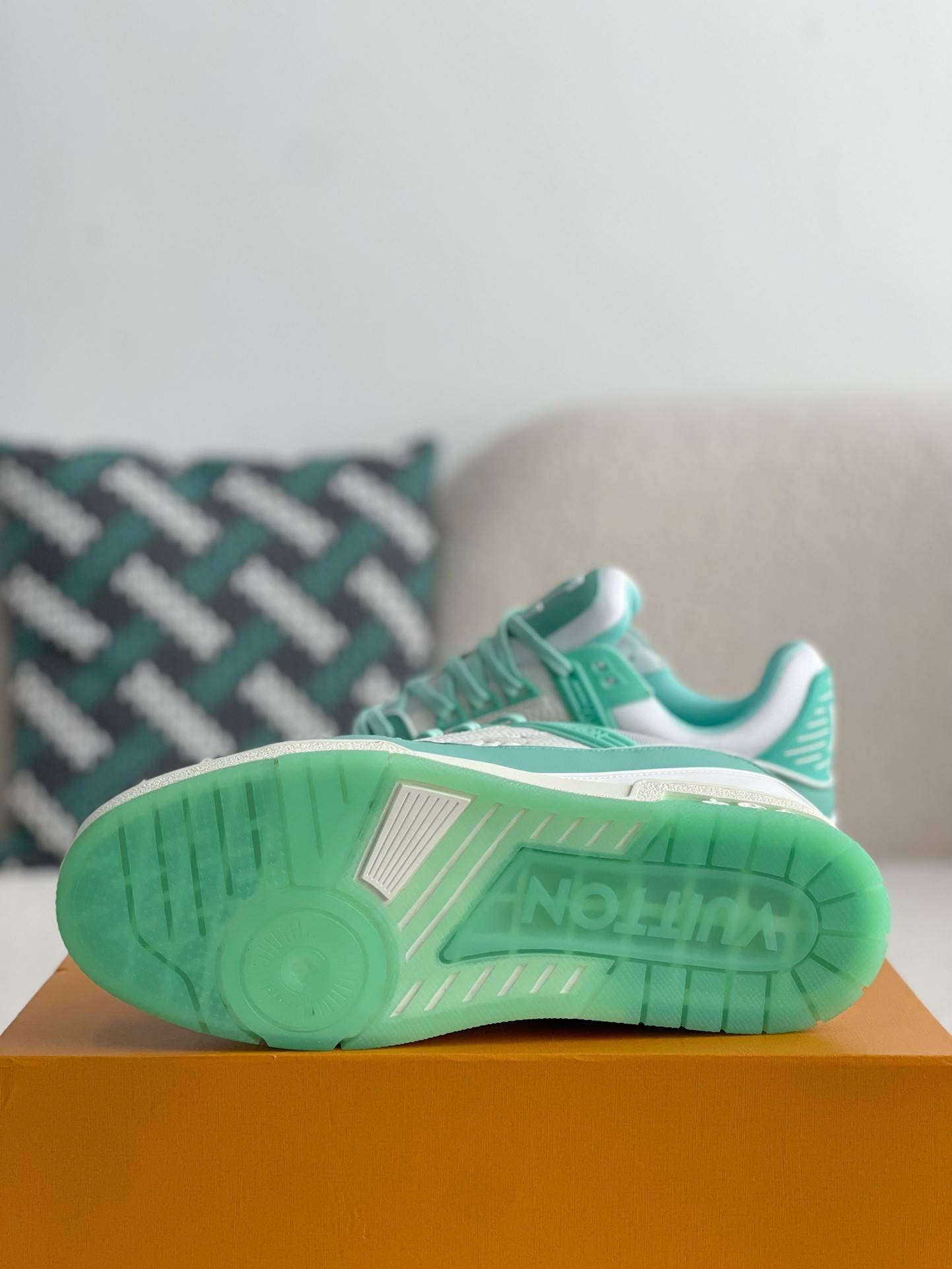 L*V SNEAKERS