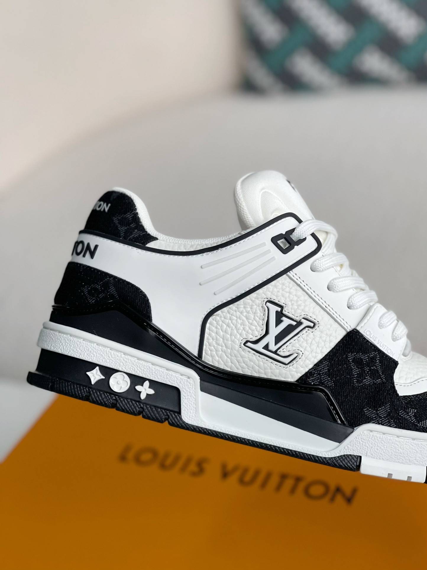 L*V SNEAKERS