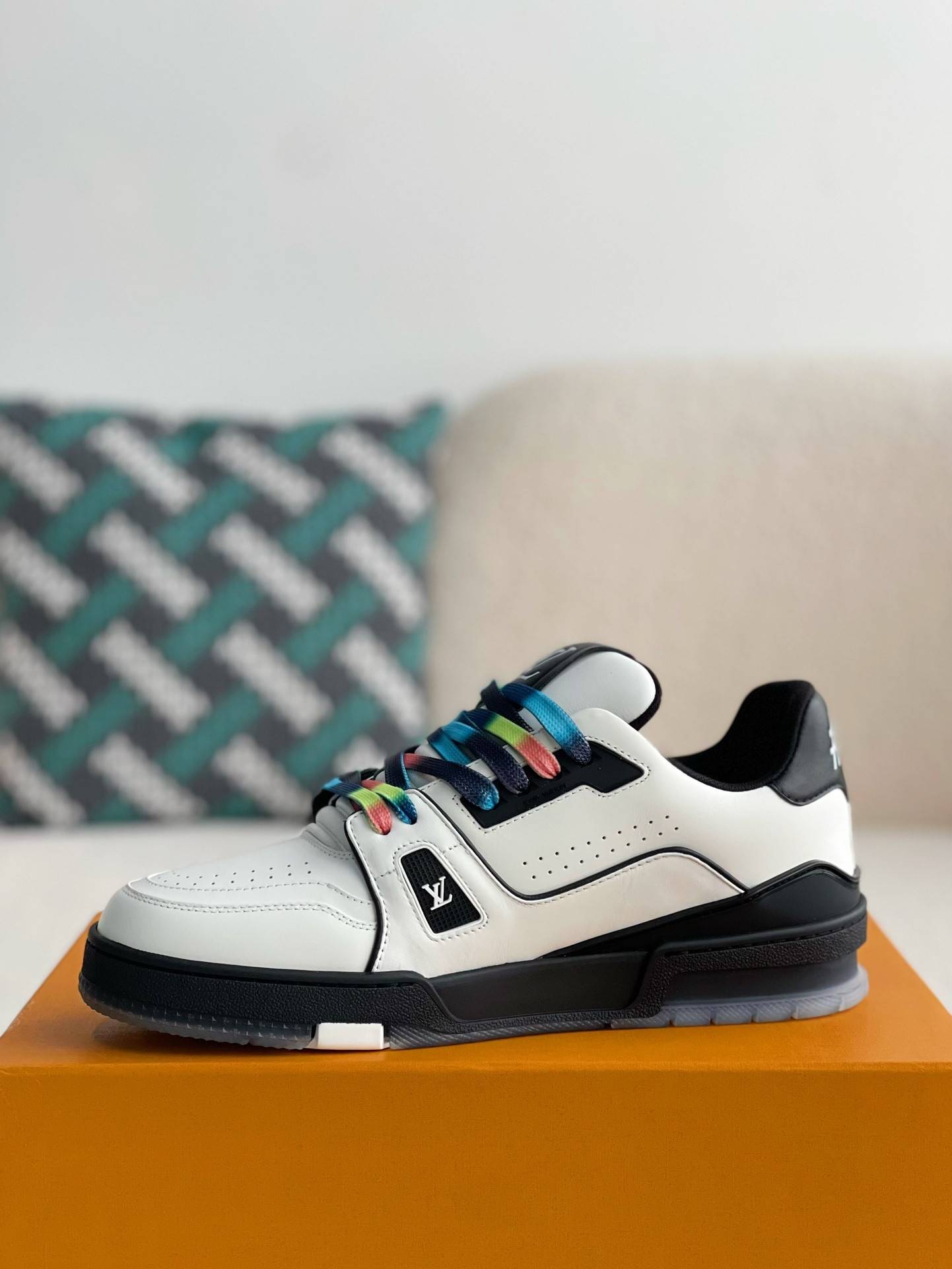 L*V SNEAKERS