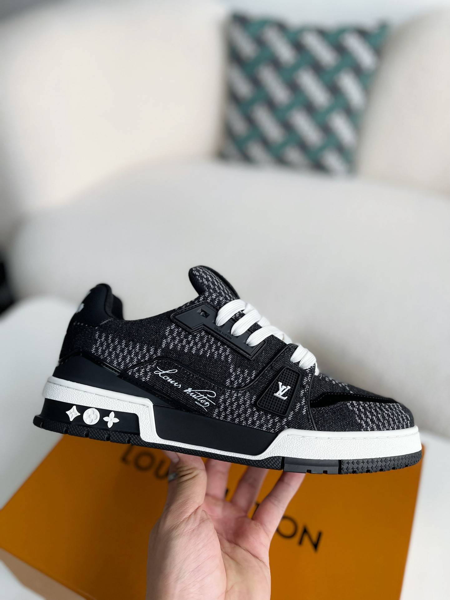 L*V SNEAKERS