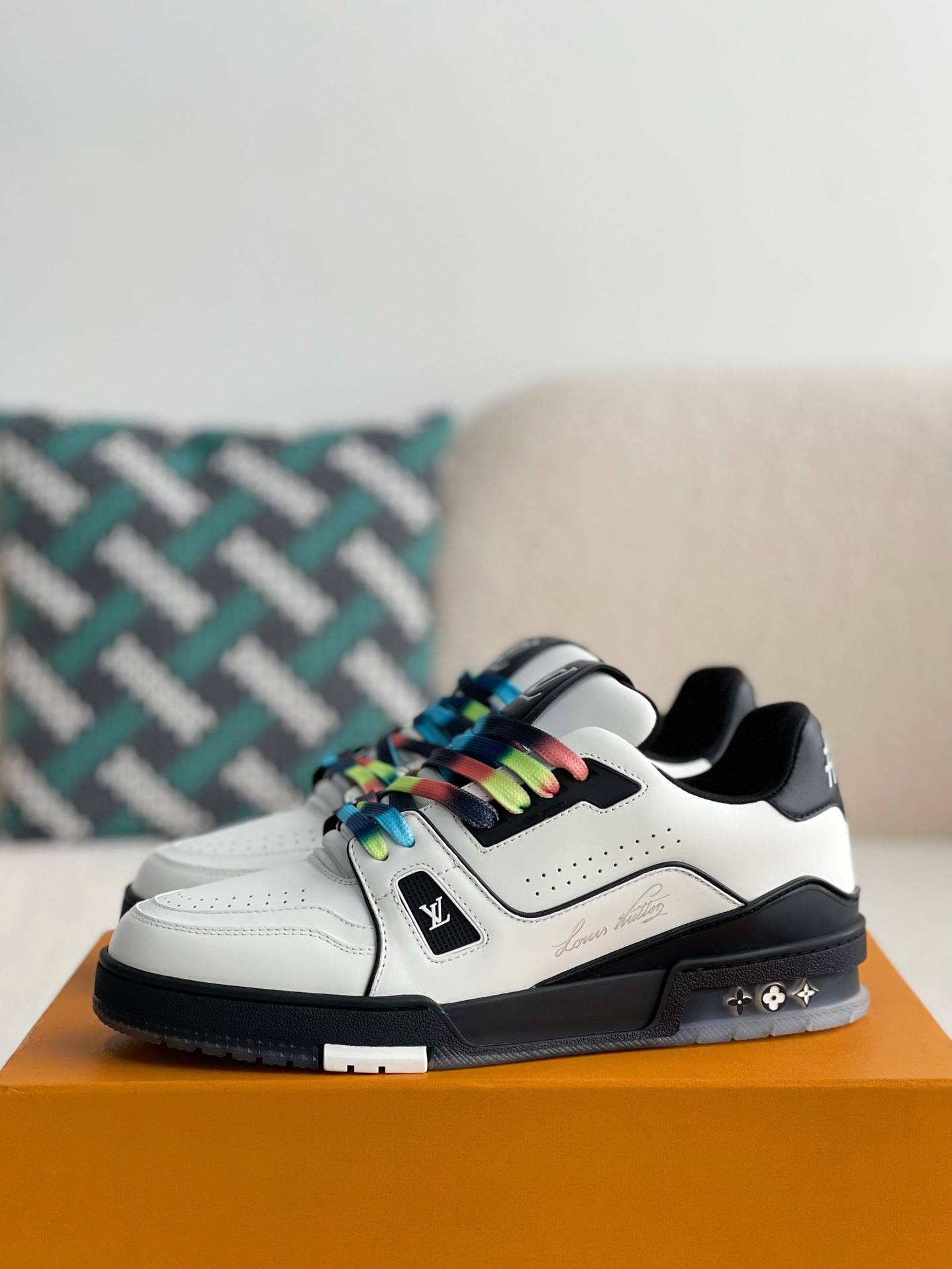 L*V SNEAKERS