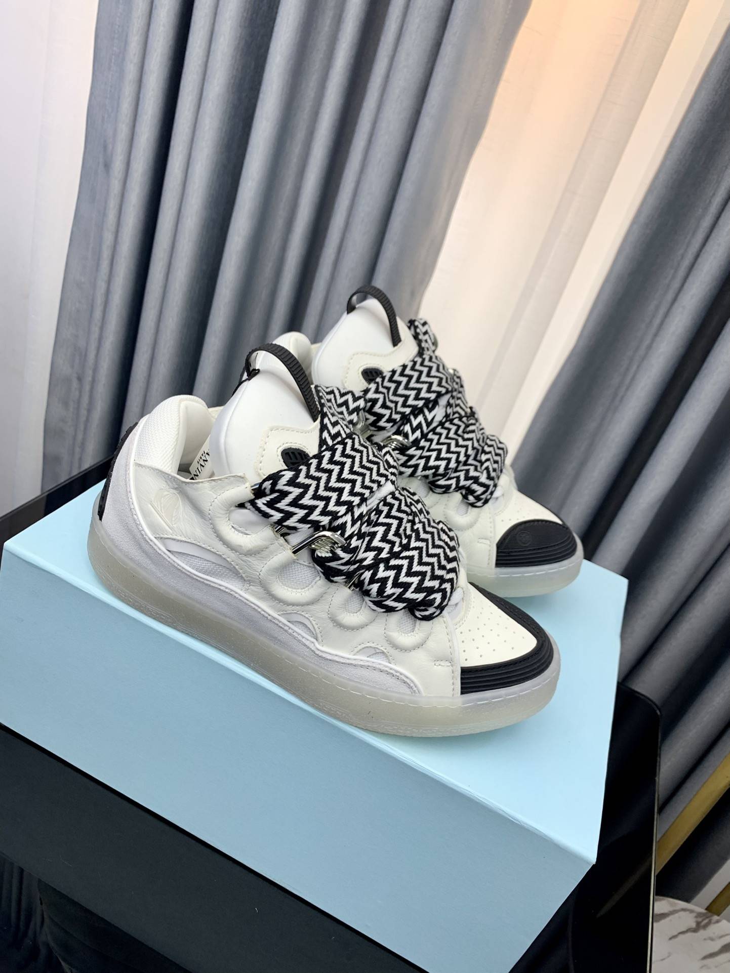 LA*N Sneaker