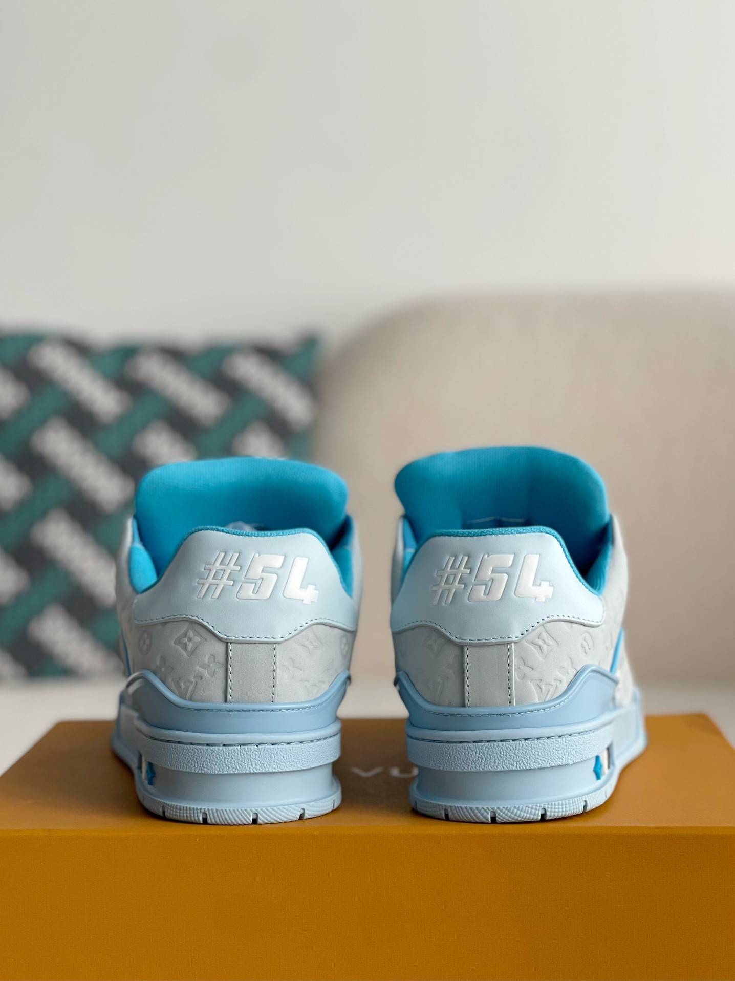 L*V SNEAKERS