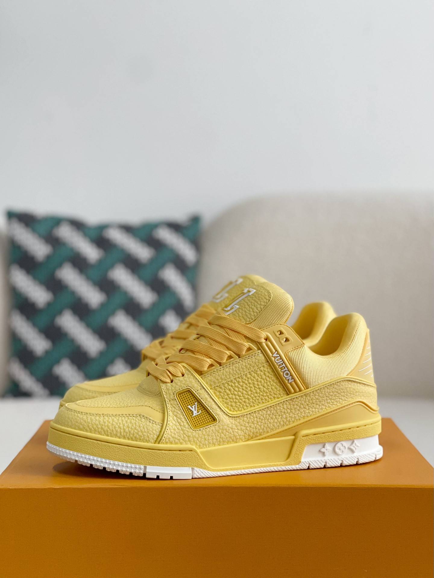 L*V SNEAKERS