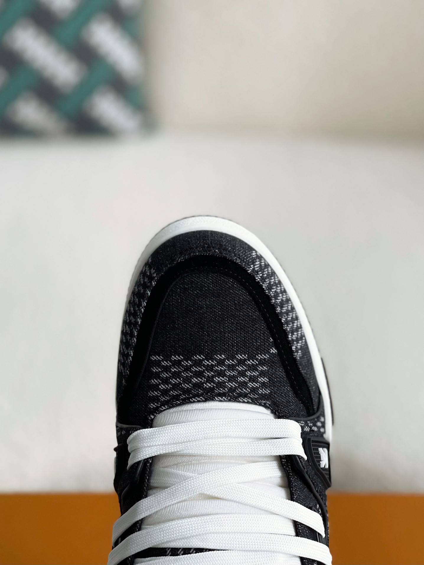 L*V SNEAKERS