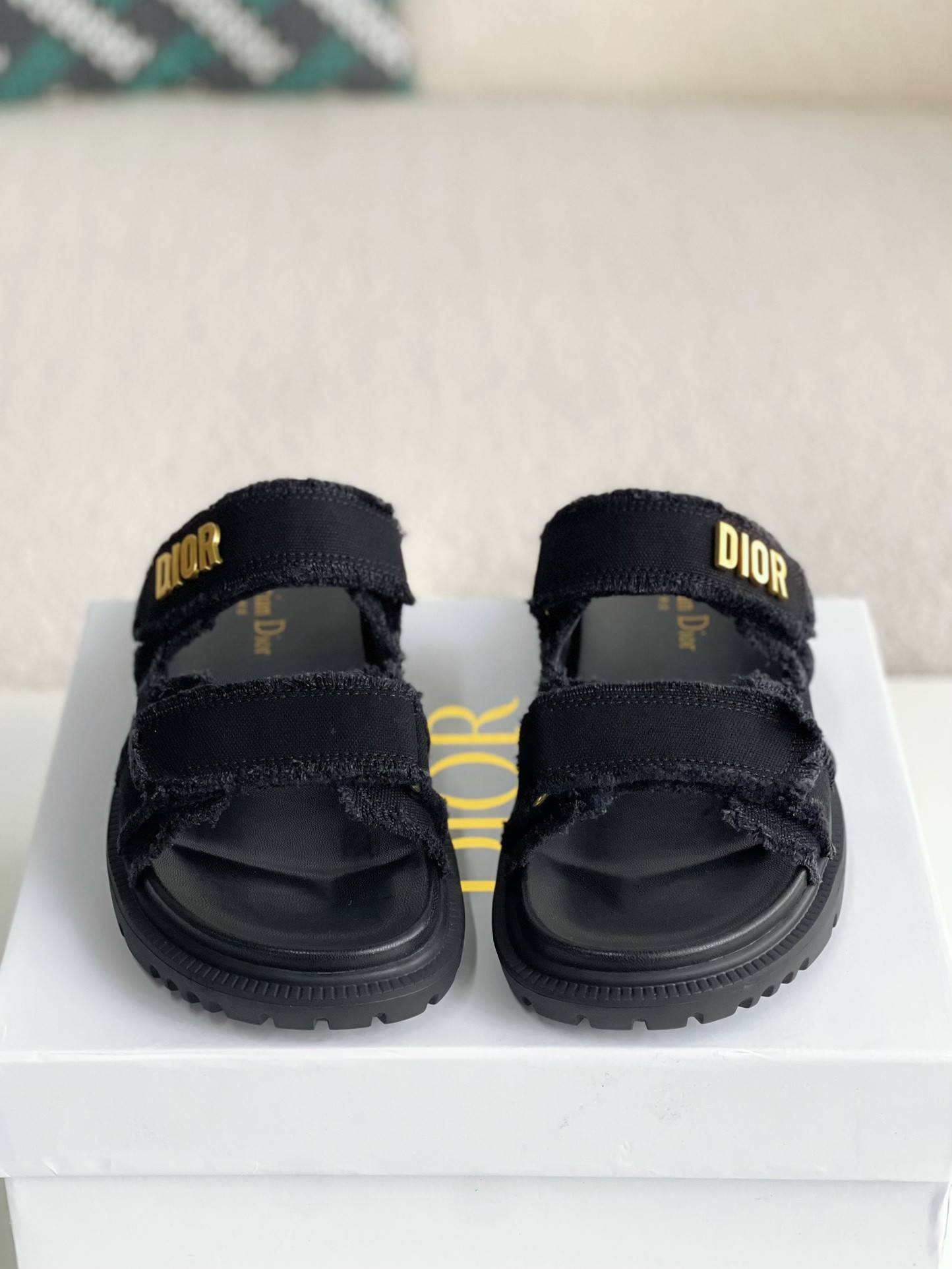 D*OR A word sandal