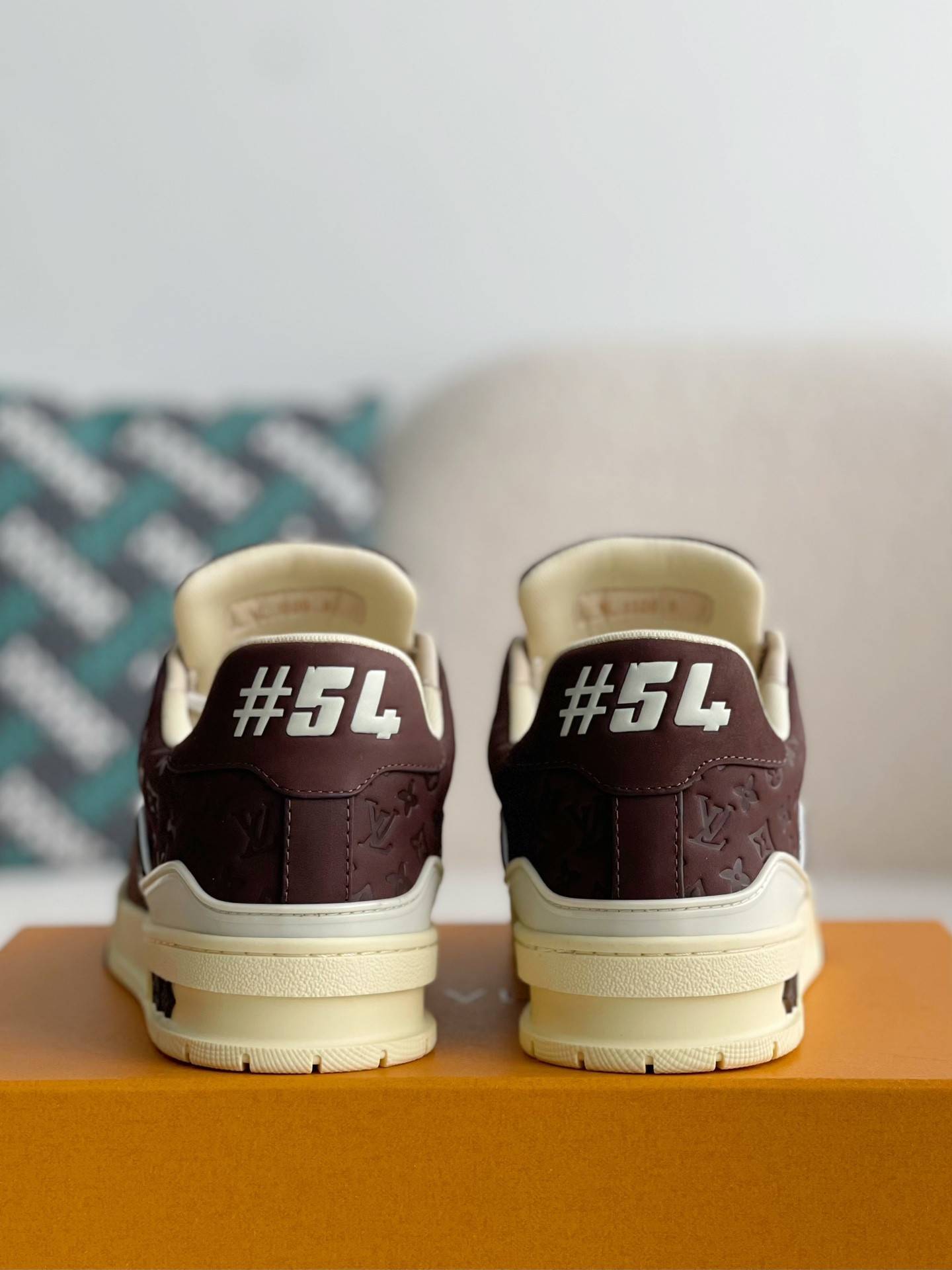 L*V SNEAKERS