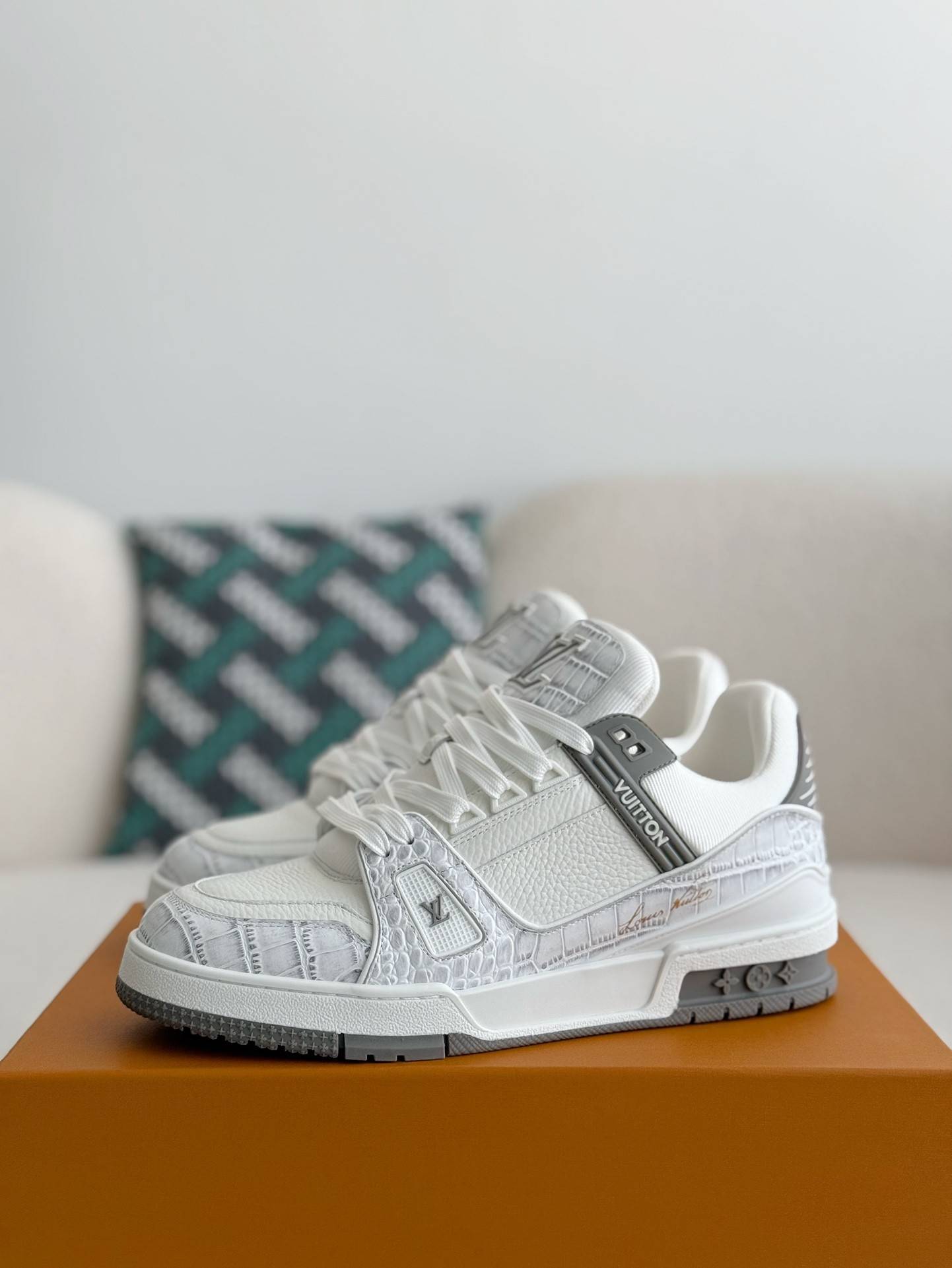 L*V TRAINER SNEAKERS