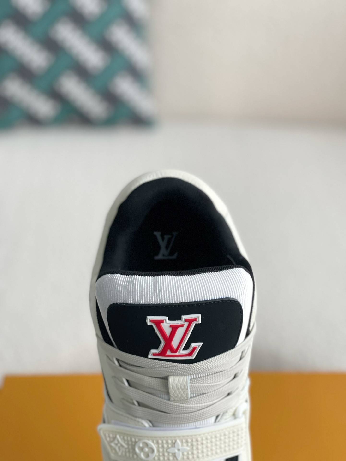 L*V SNEAKERS