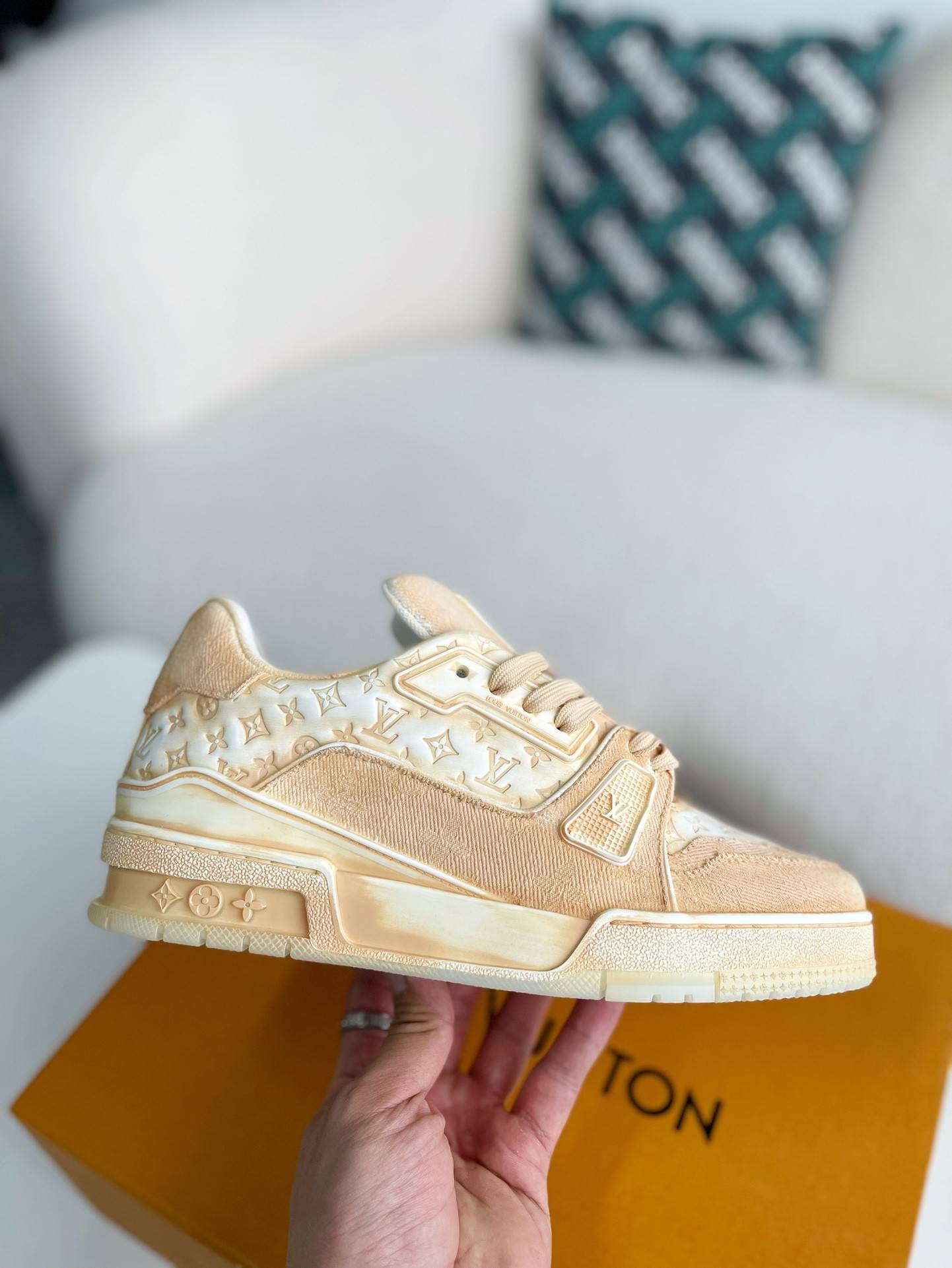 L*V TRAINER SNEAKERS