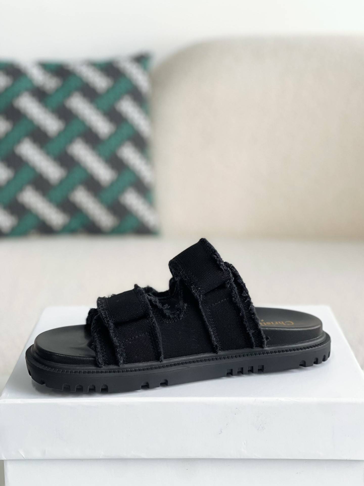 D*OR A word sandal