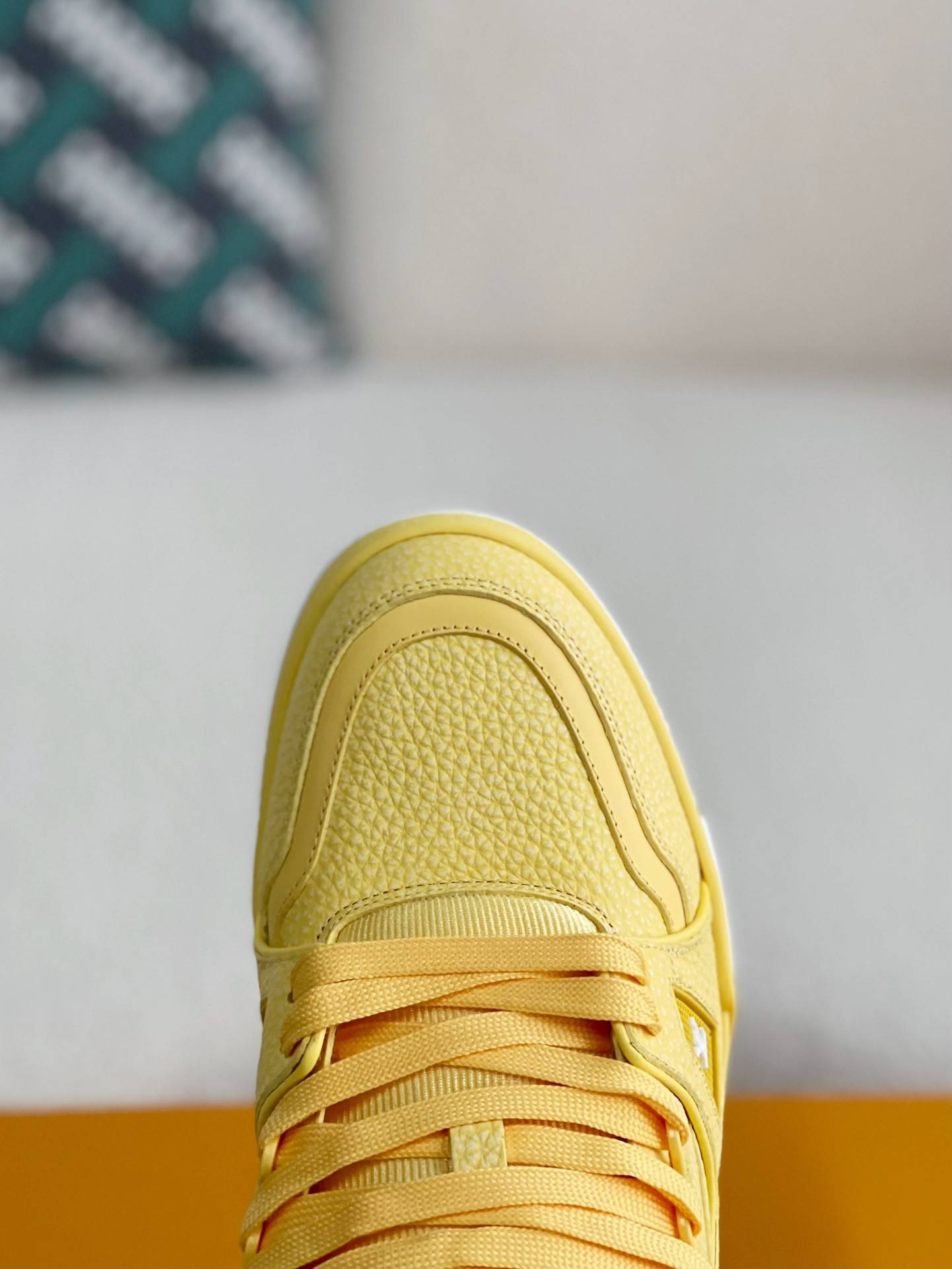 L*V SNEAKERS