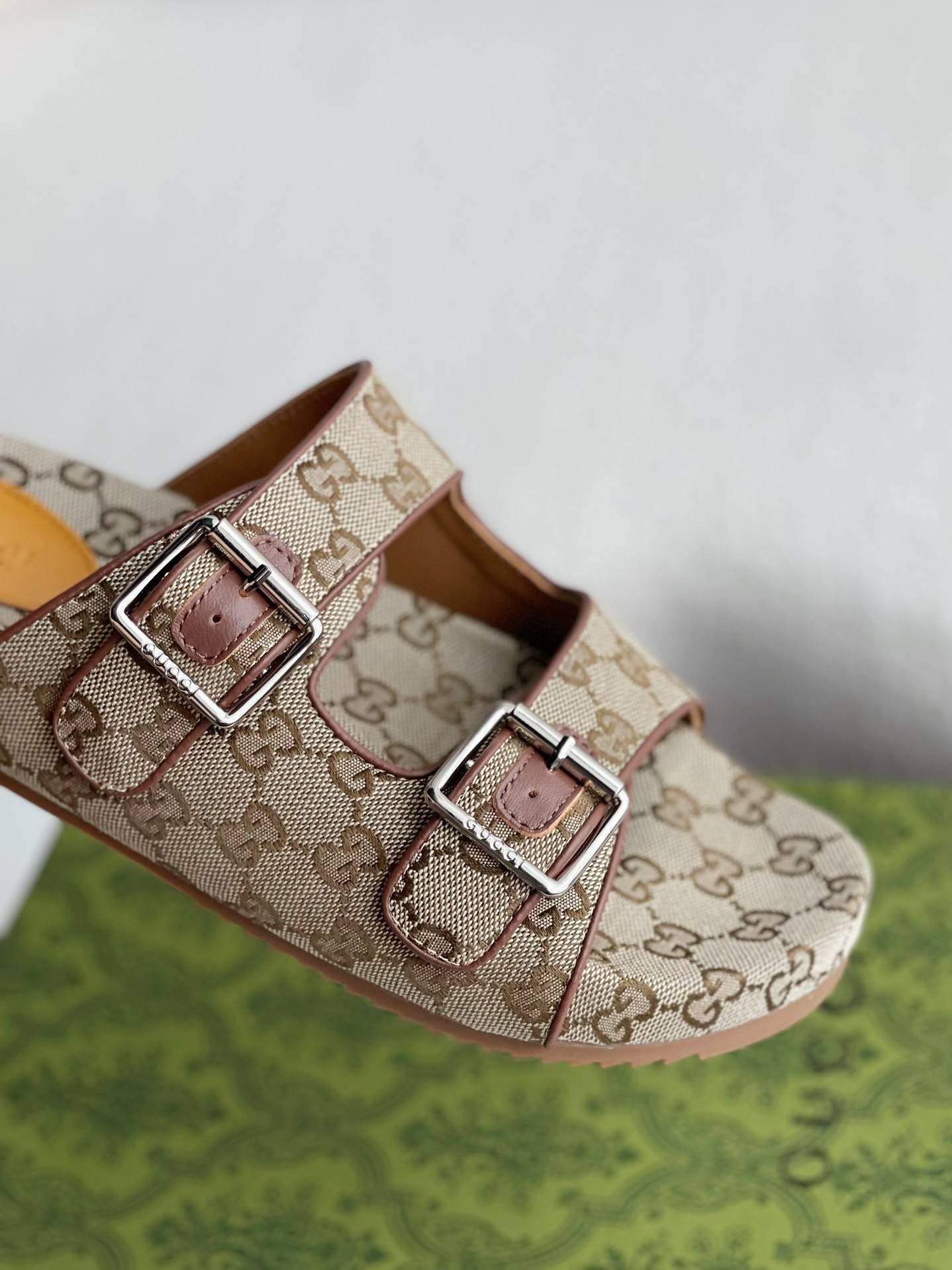 GU*Isandals
