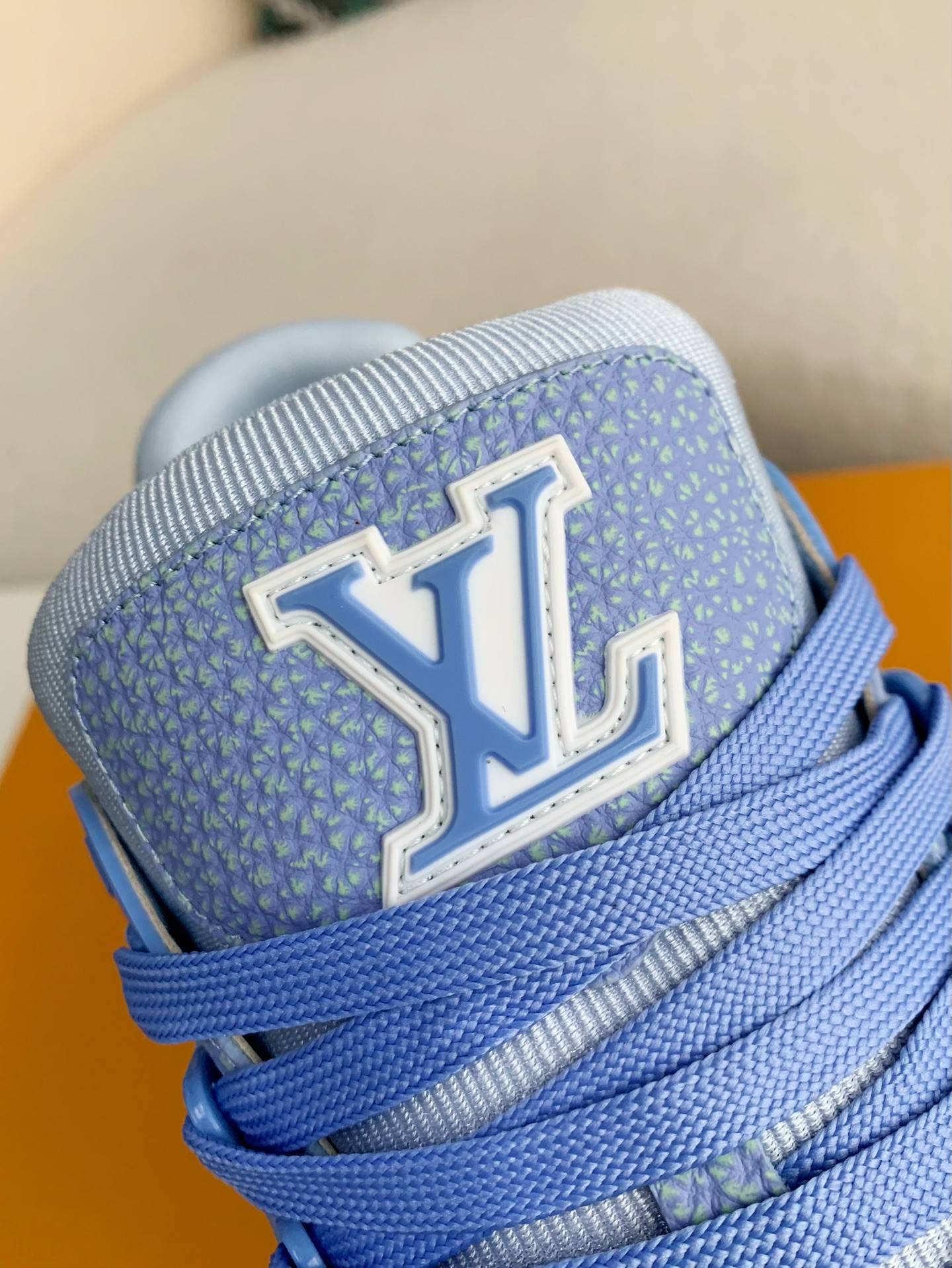 L*V SNEAKERS
