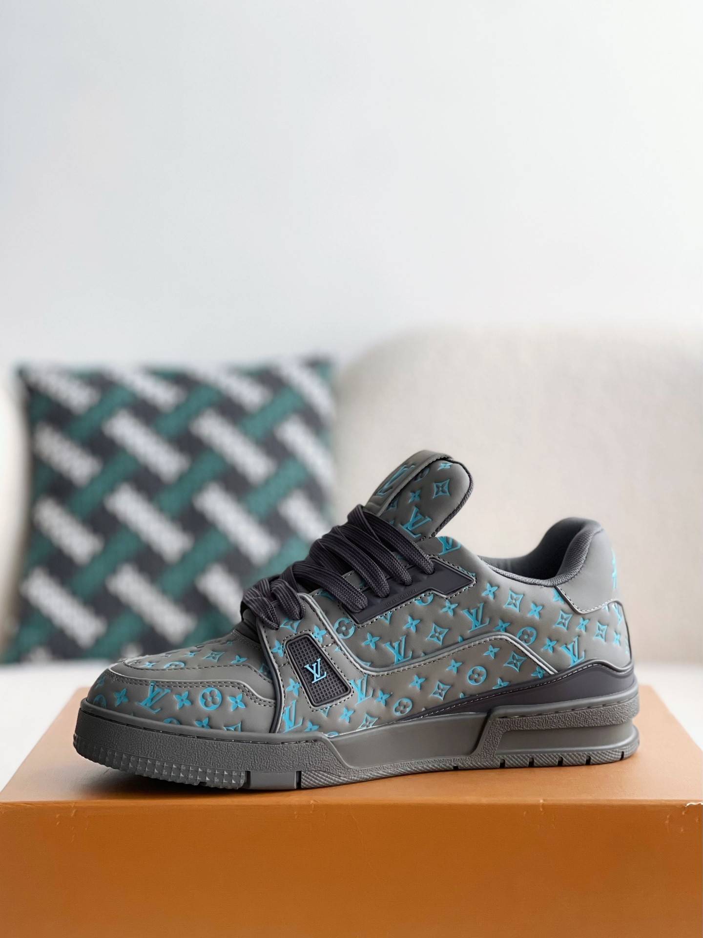 L*V TRAINER SNEAKERS