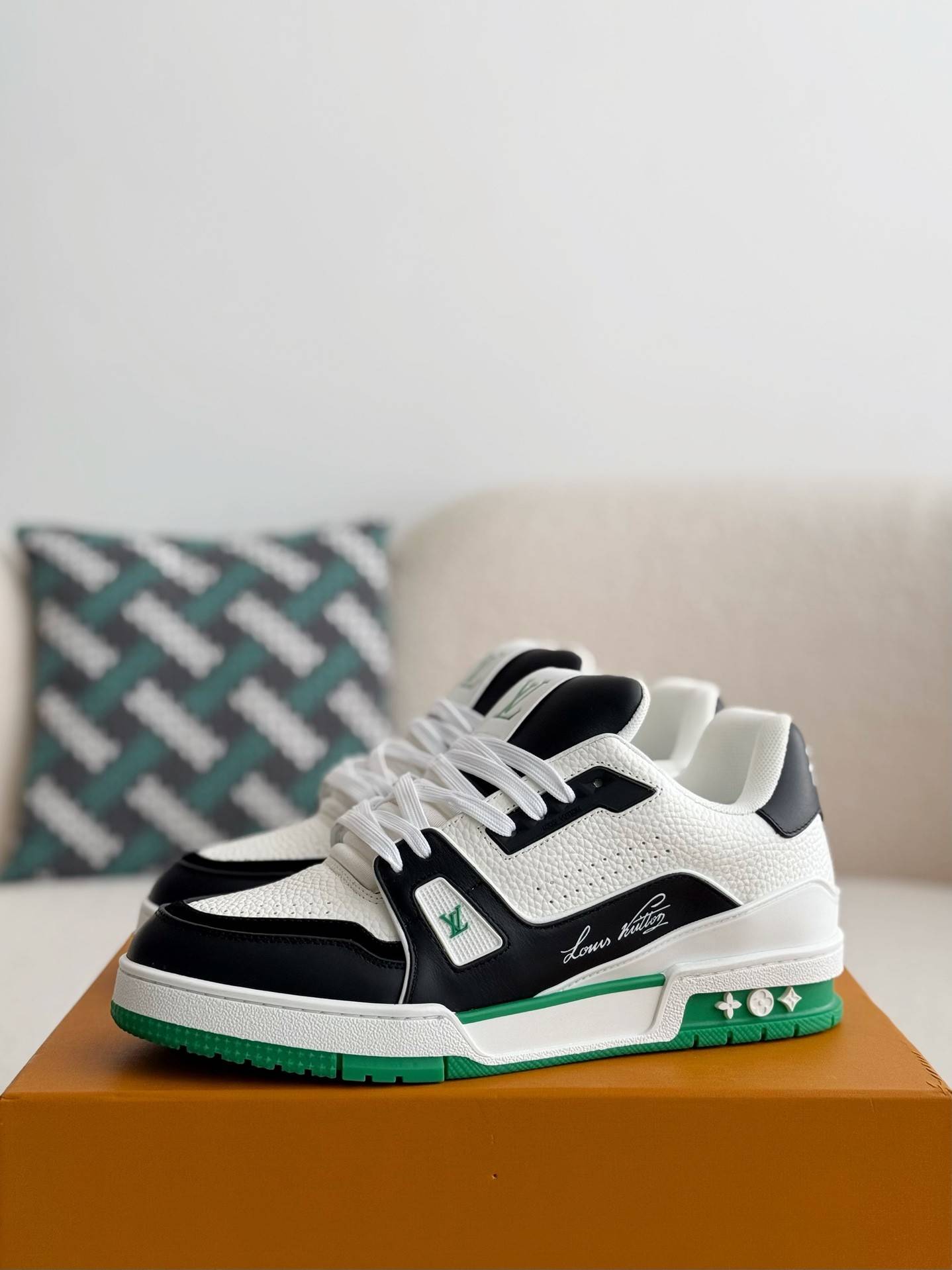 L*V TRAINER SNEAKERS