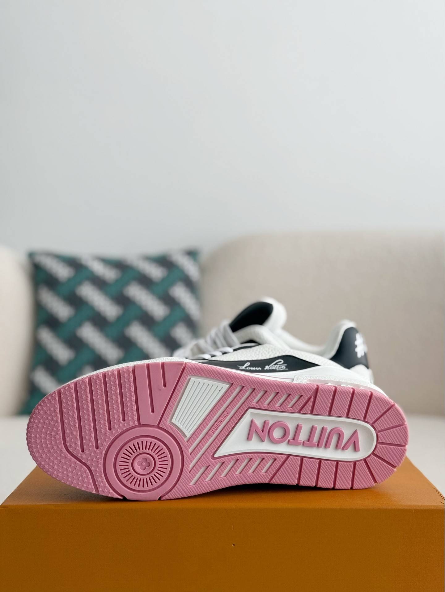 L*V TRAINER SNEAKERS