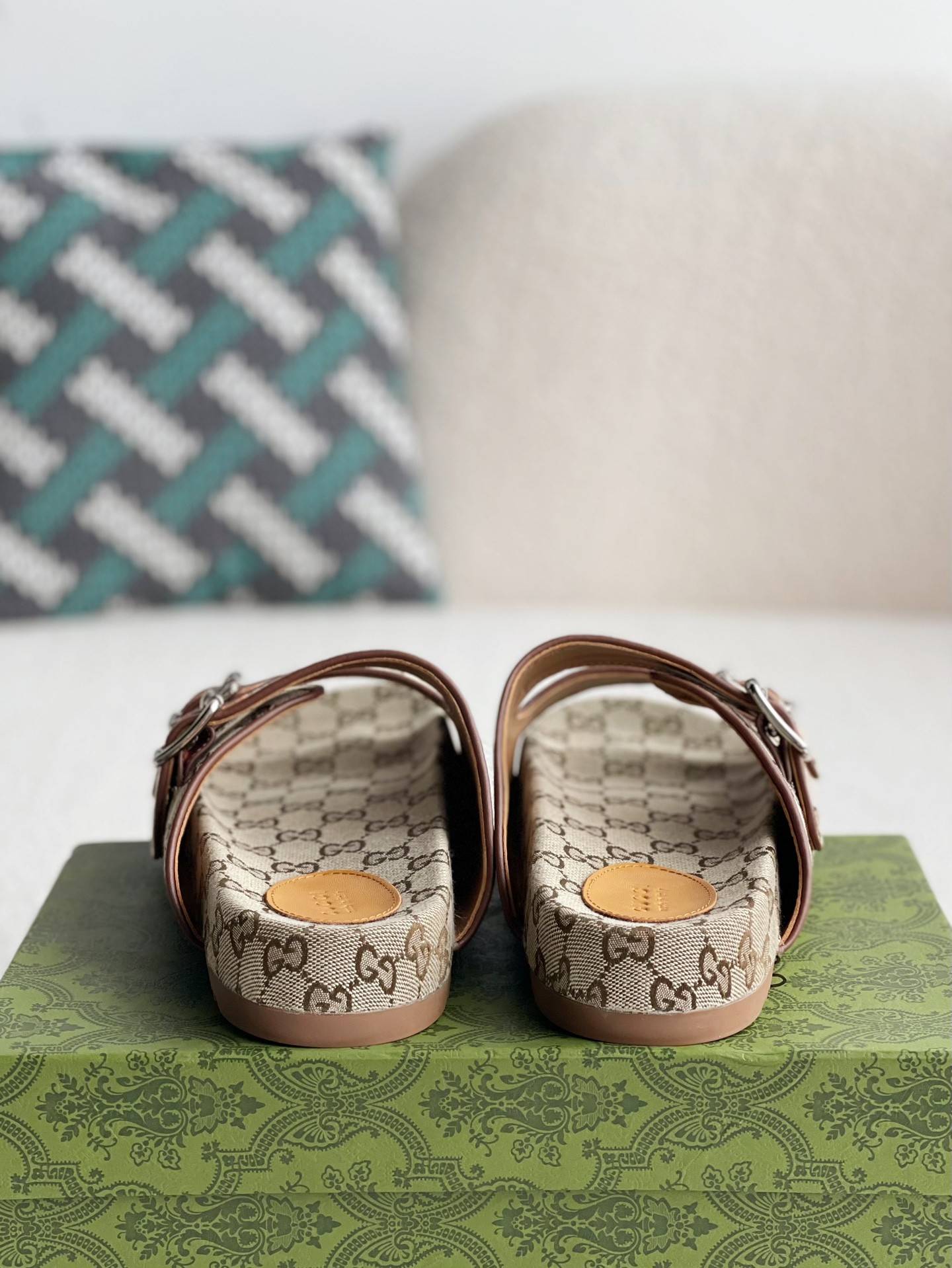 GU*Isandals