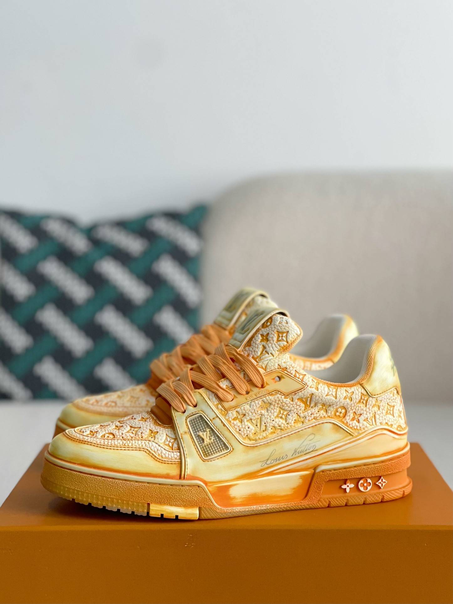 L*V SNEAKERS