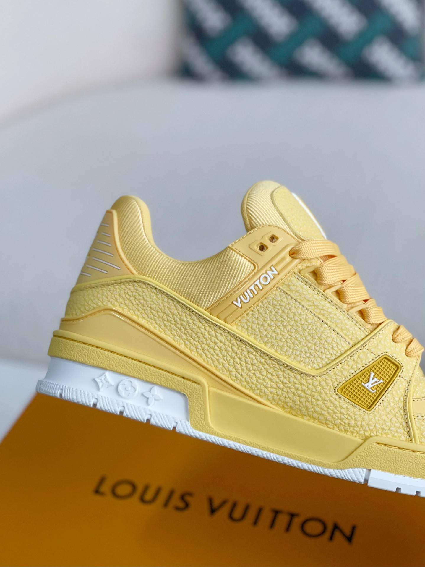 L*V SNEAKERS