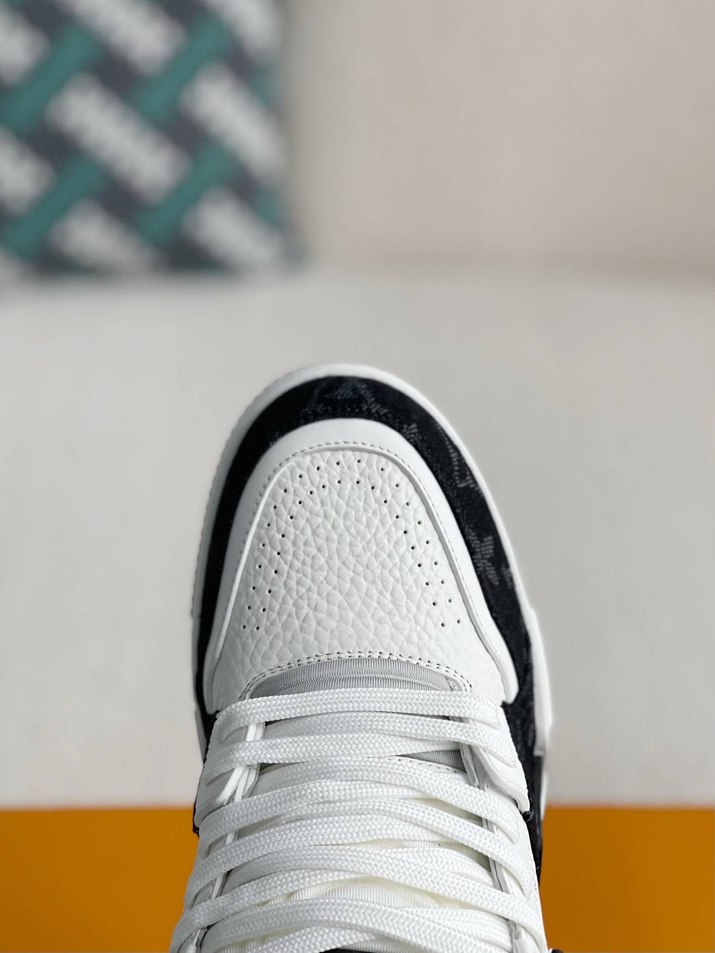L*V SNEAKERS