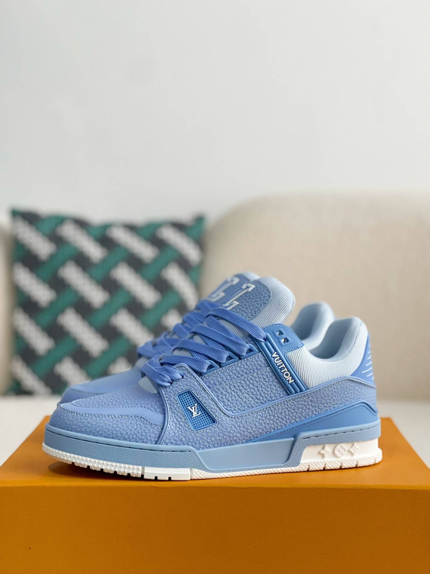 L*V SNEAKERS