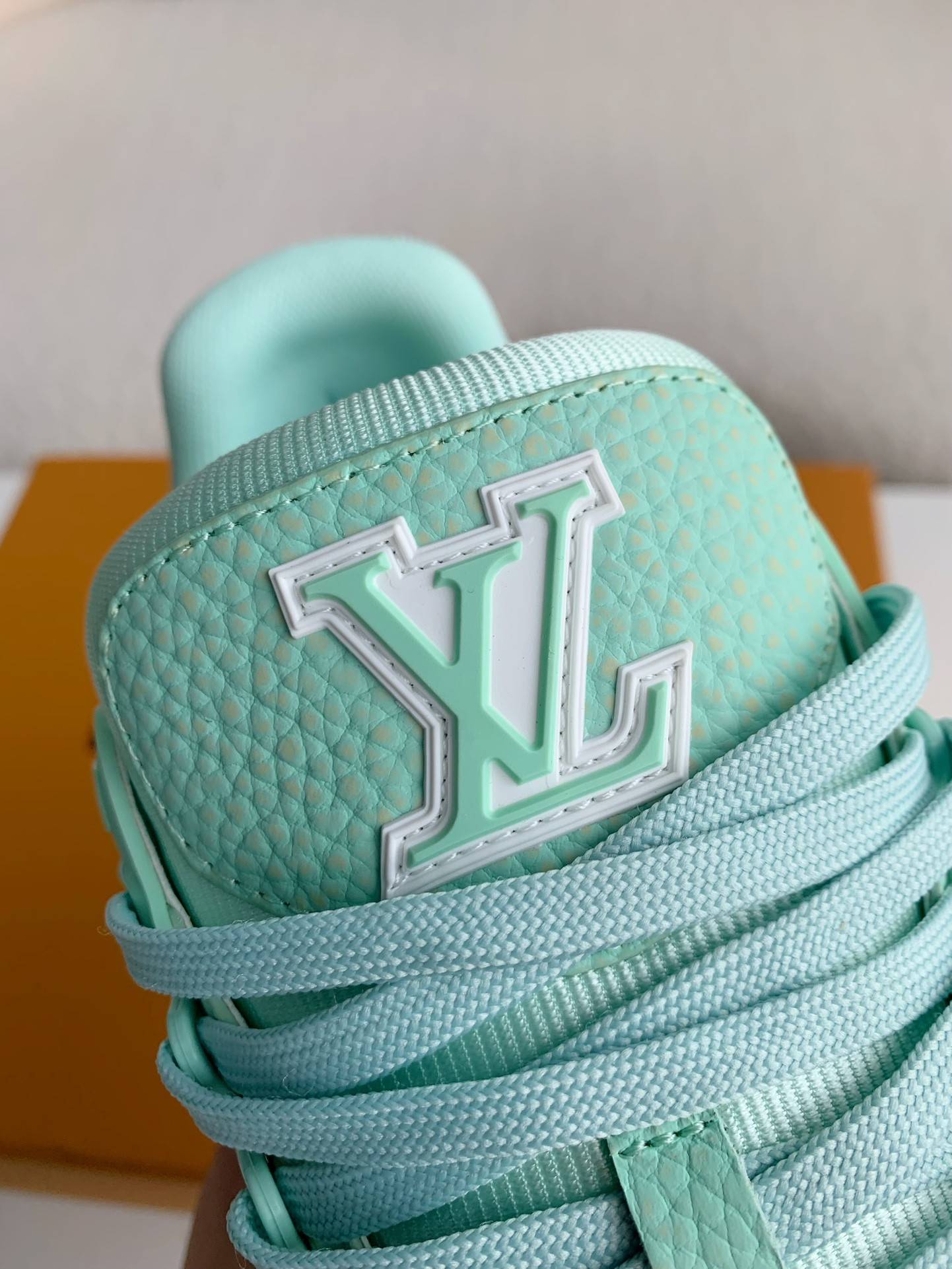L*V SNEAKERS