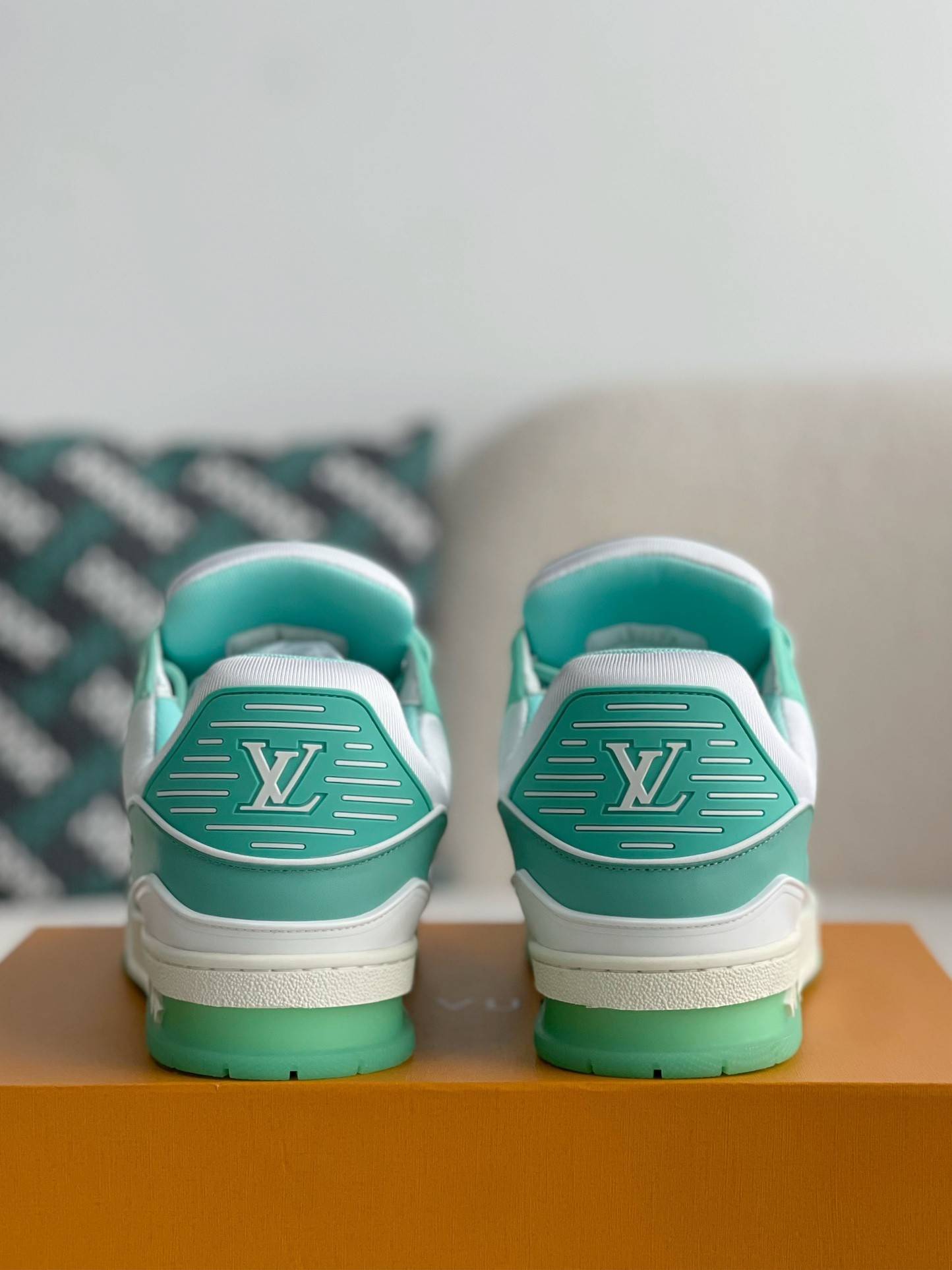 L*V SNEAKERS