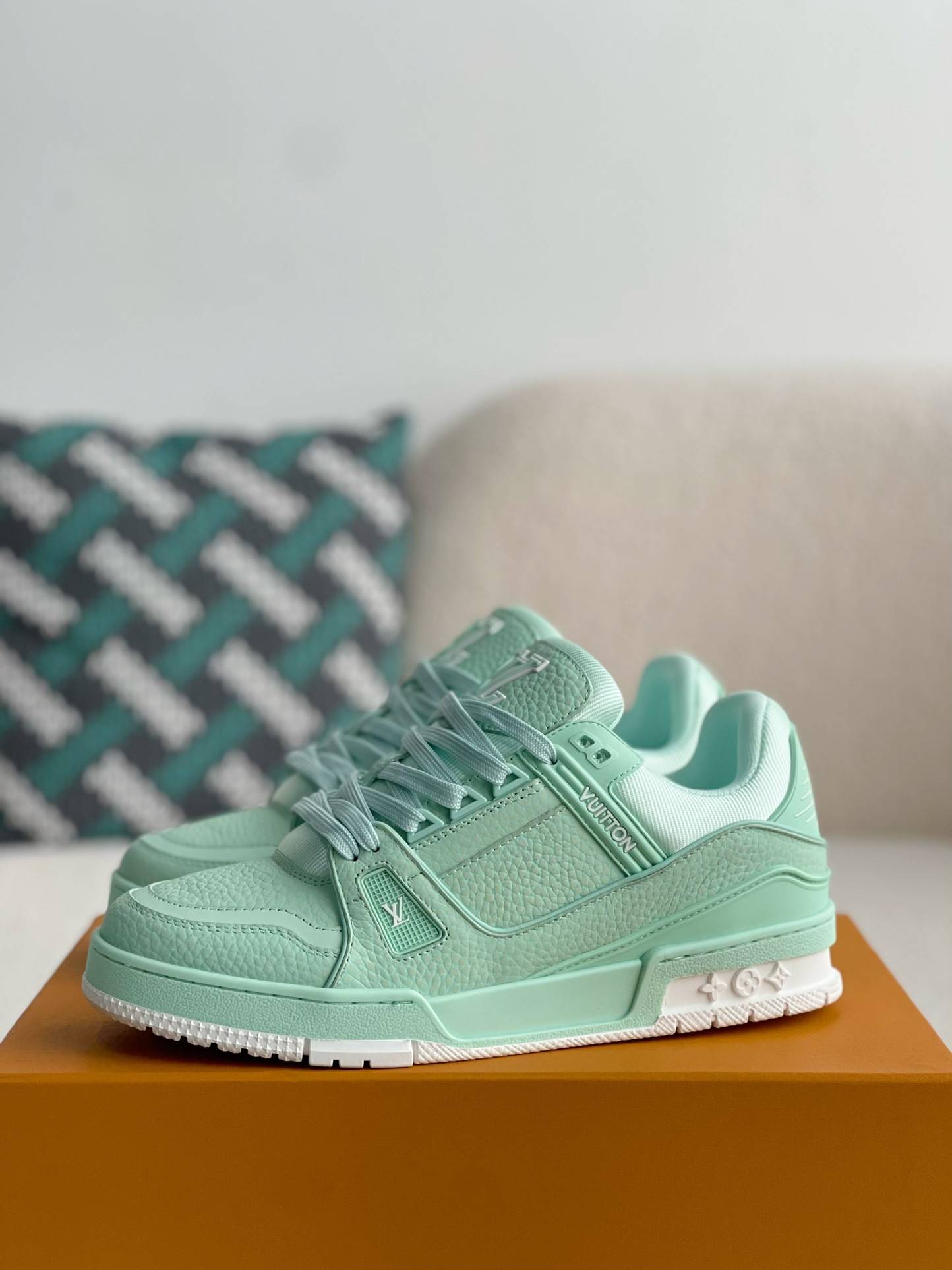 L*V SNEAKERS