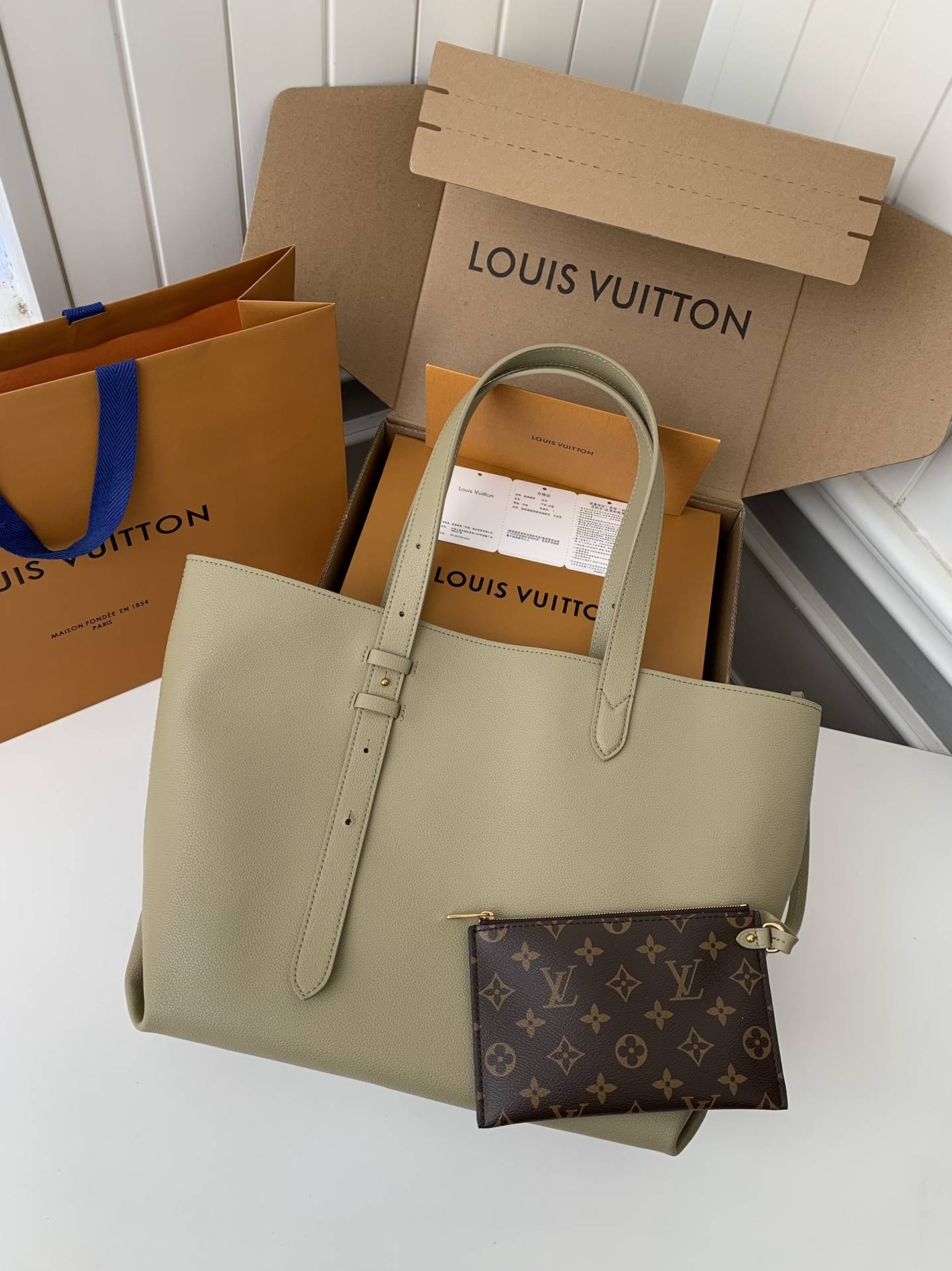 L*V Low Key Cabas Mid -number Handbag M25343 Size: 30*14*47cm