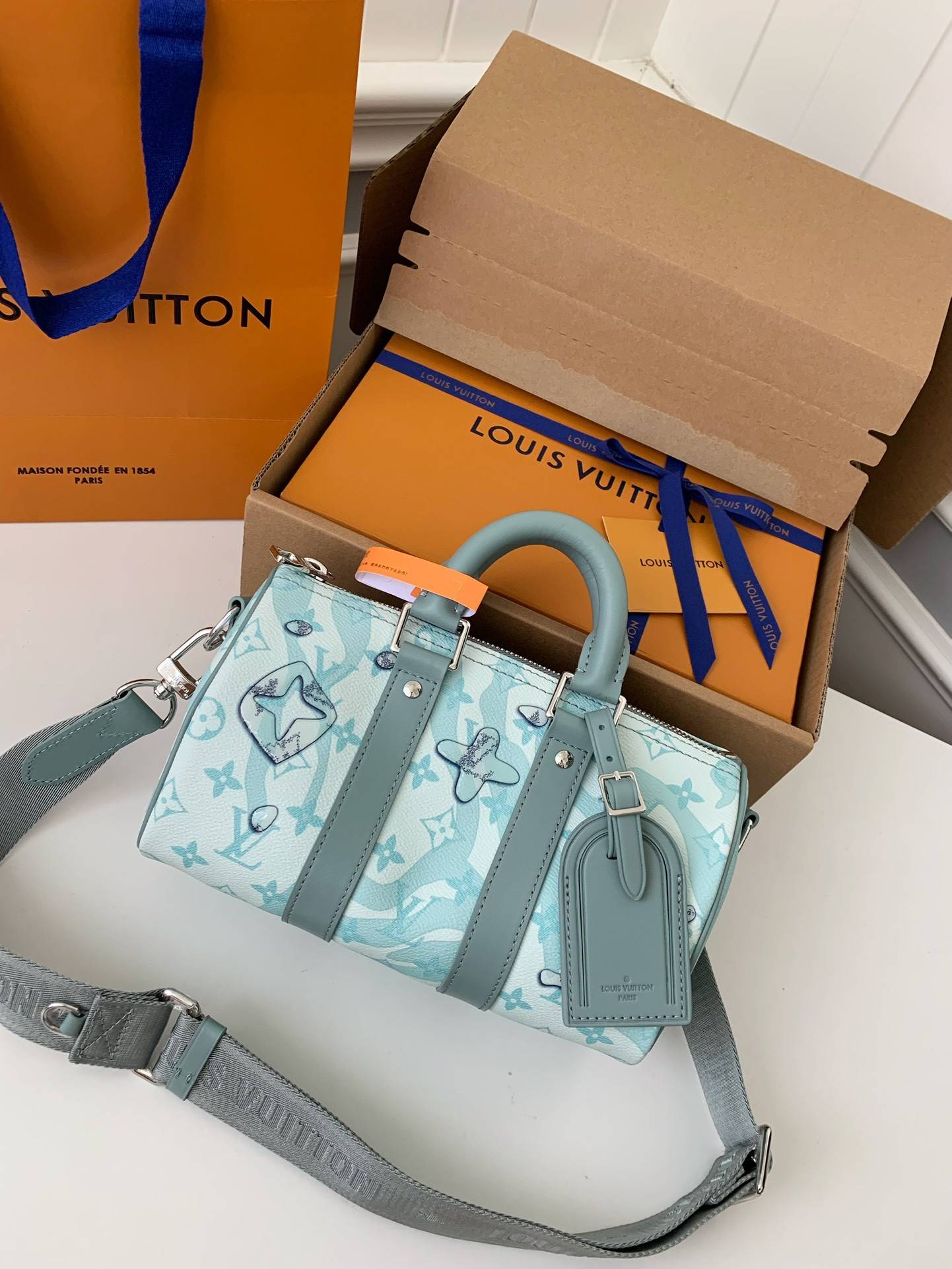 L*V's seasonal new Keepall Bandoulière 25 handbag M22527，25*15*11cm