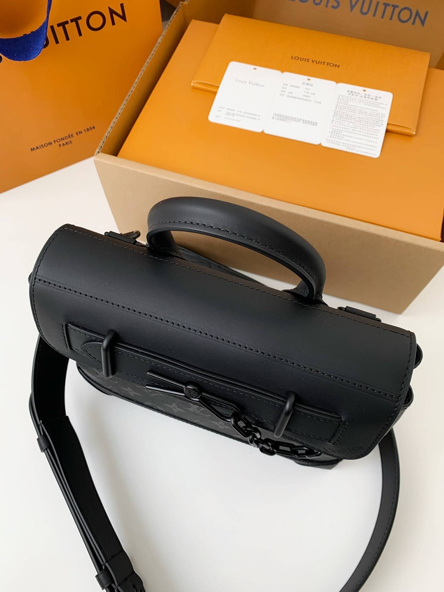 L*V's new Sac Plat Horizontal Zippé men's black flower briefcase M45165 Size: 31*39*8.5cm