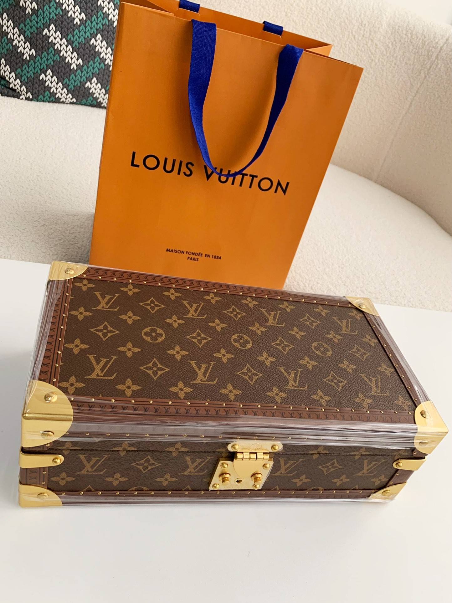 L*V Watch Storage Box Size：34*18*11cm