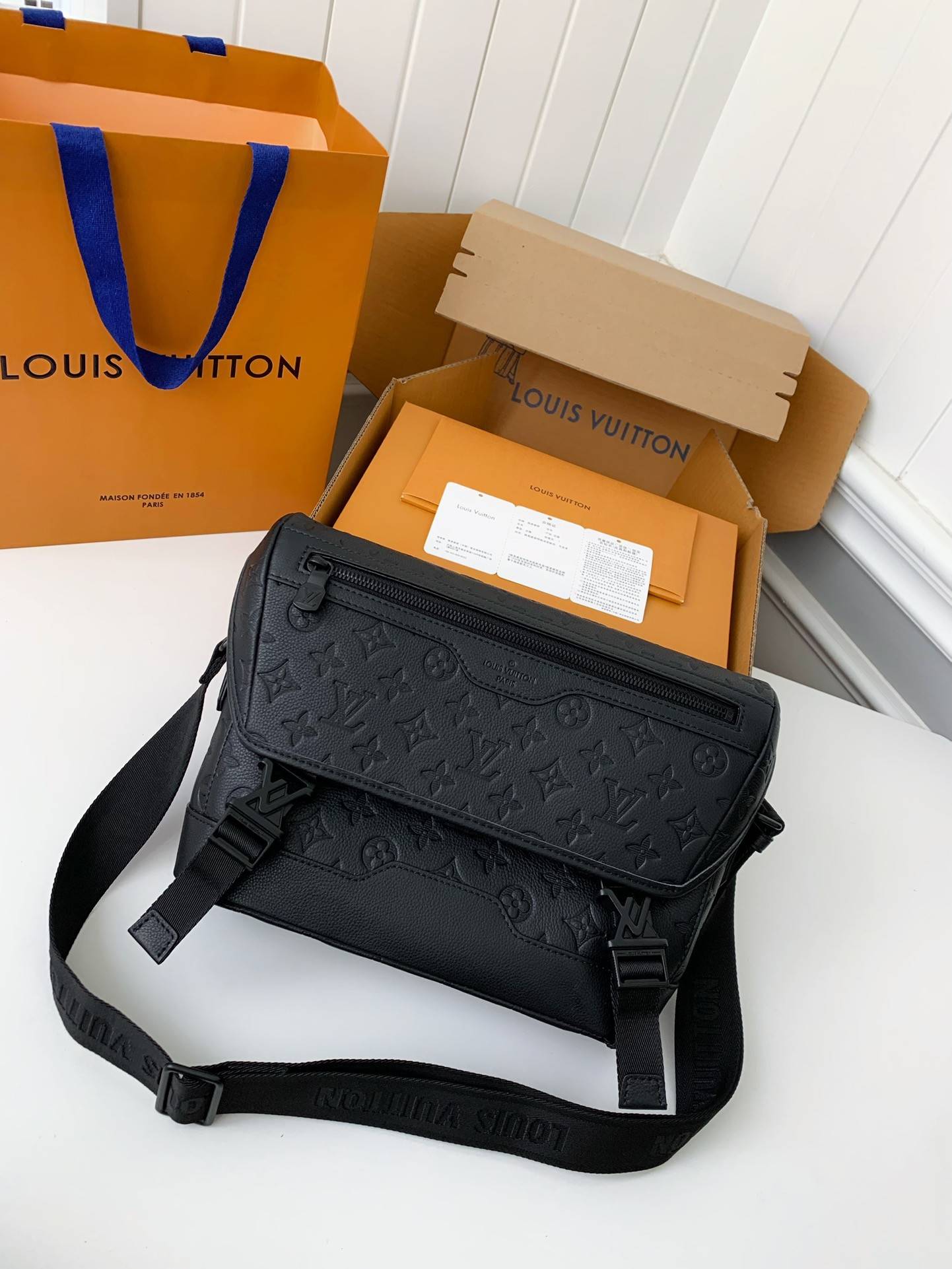 New L*V VOYAGER small men's messenger bag M25121 Size: 33*22.5*11cm