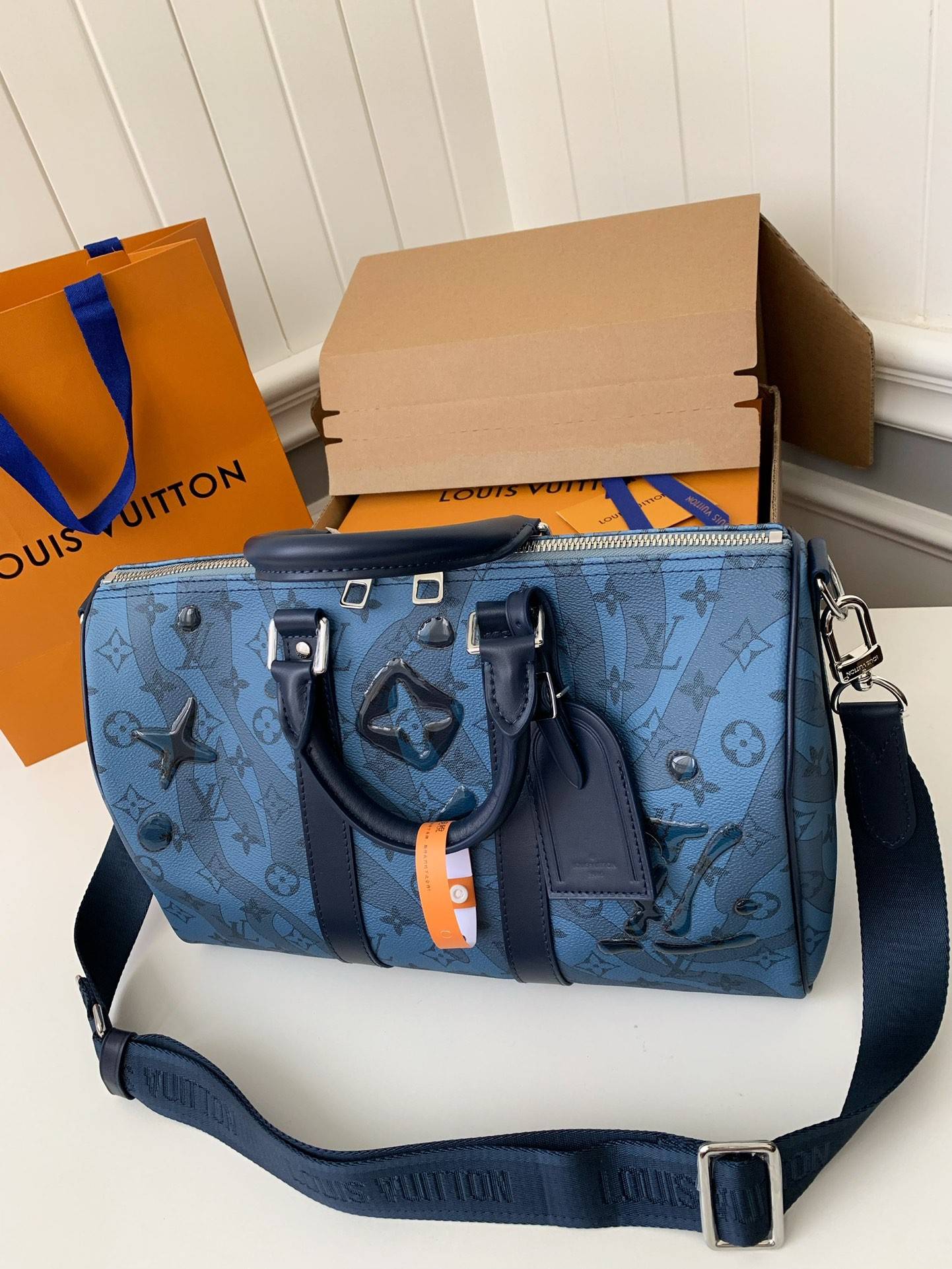 L*V's seasonal new Keepall Bandoulière 35 handbag M22573, 34 * 21 * 16cm