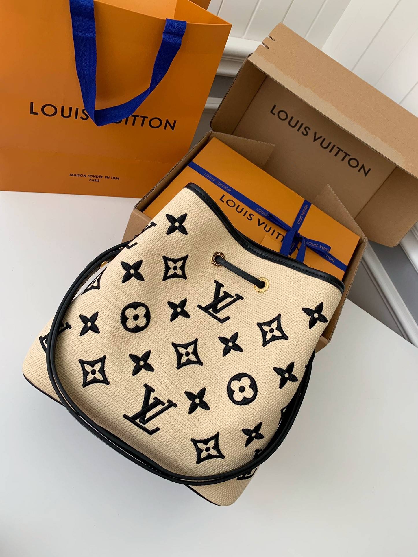 L*V's New Lafite Cotton Embroidery N é ONO é Bucket Bag M23080 Size: 26 * 26 * 17.5cm