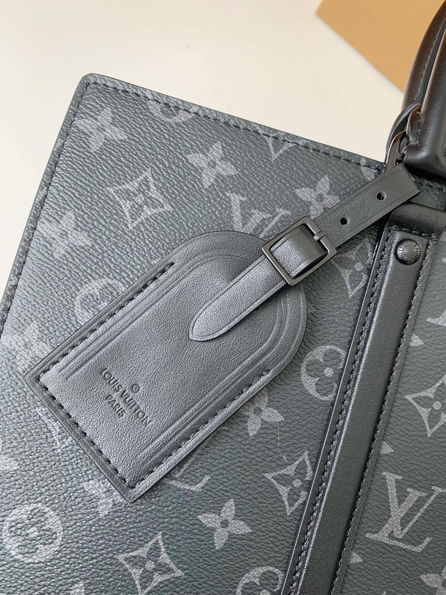 L*V's new Sac Plat Horizontal Zippé men's black flower briefcase M45165 Size: 31*39*8.5cm