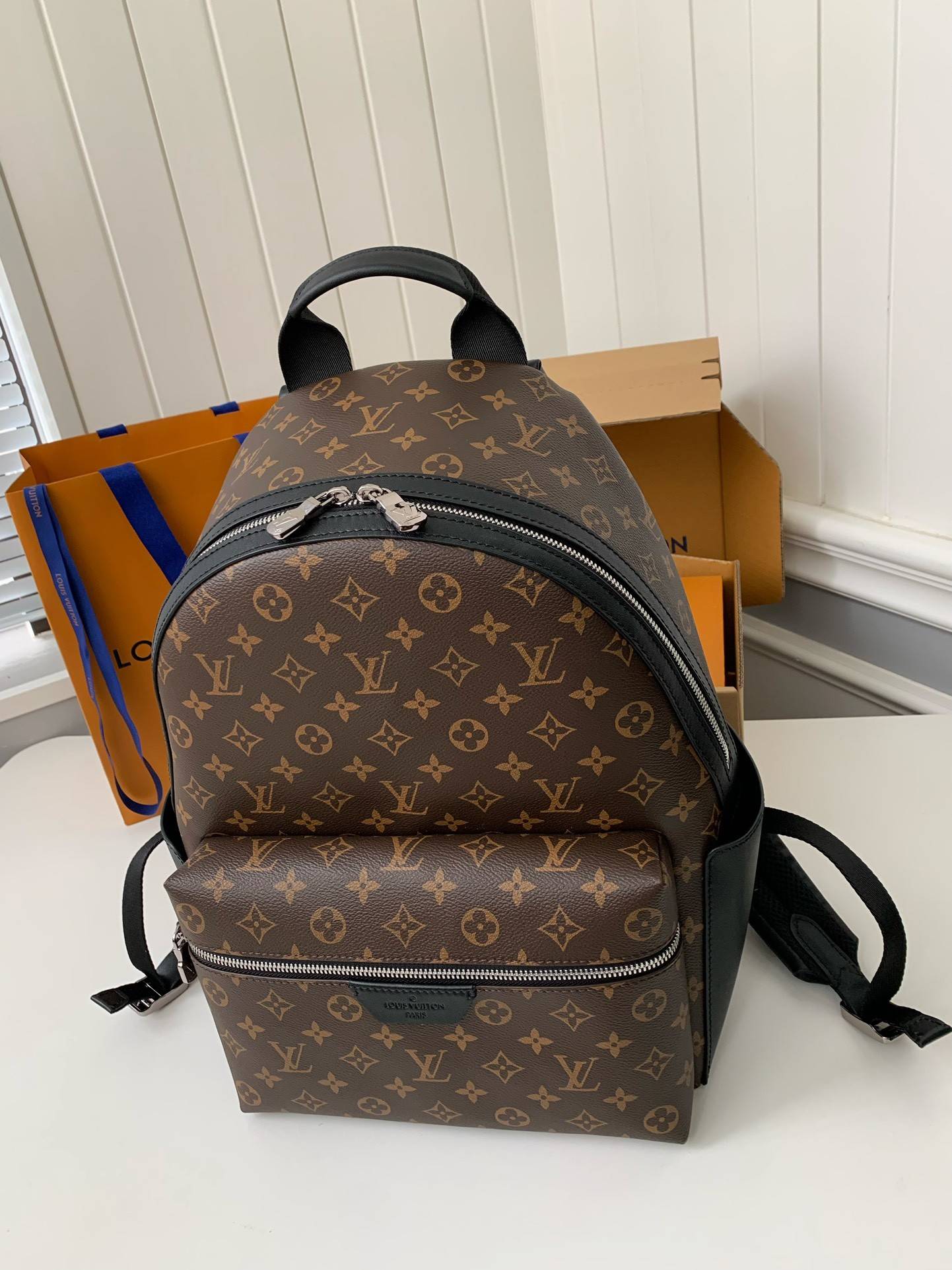 L*V 24s New DISCOverY Small Backpack M46684, Top Quality   ?Size: 29 * 38 * 20cm